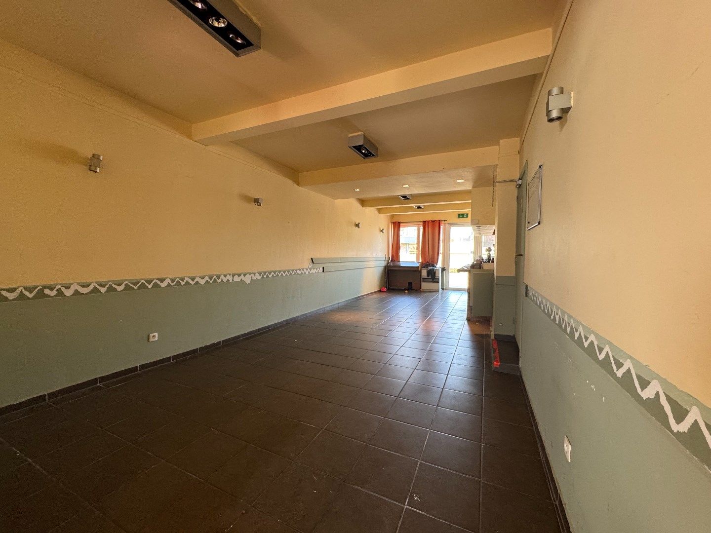een handelshuis met woongelegenheid - (voormalig restaurant 't volle buikje) foto 3