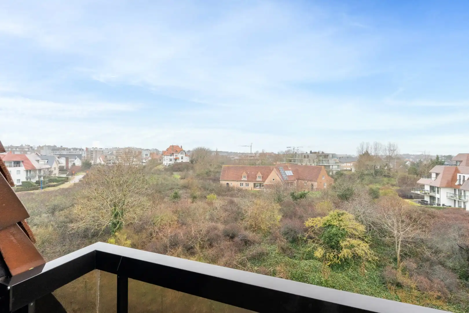 MODERN GEMEUBELDE STUDIO MET SLAAPHOEK TE KOOP  OP WANDELAFSTAND VAN ZEE foto 11