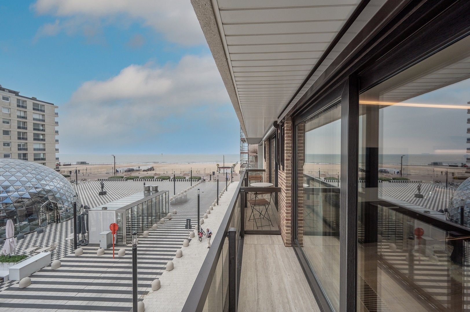 Luxueus gerenoveerd appartement met een zonnig terras en zeezicht op het vernieuwde Albertplein. foto 12