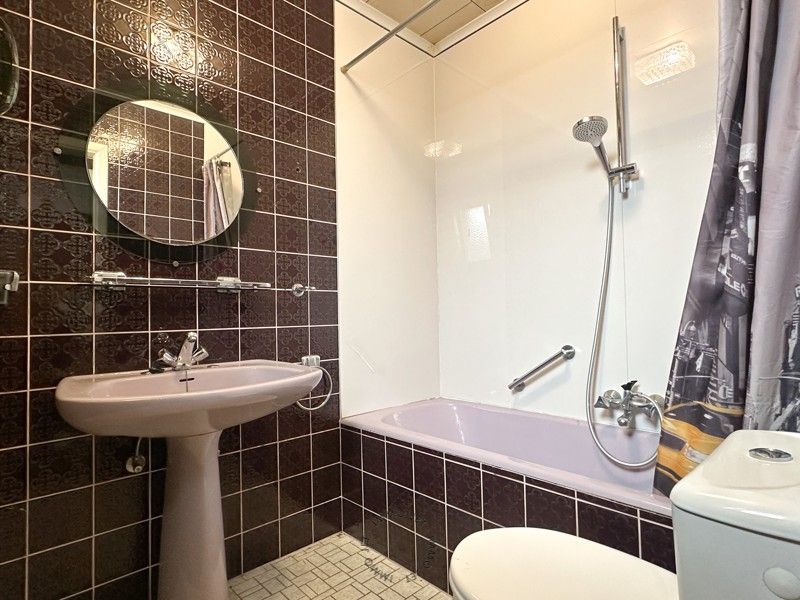 Halfopen bebouwing met oprit, garage en koer foto 7