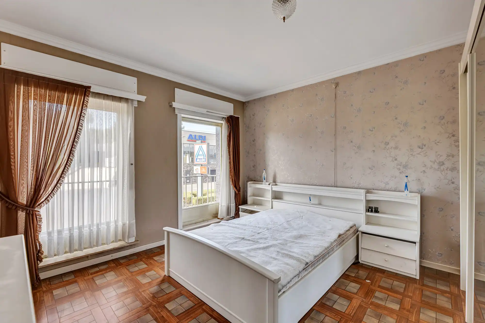 Robuuste woning met ruime garage en tuin foto 16