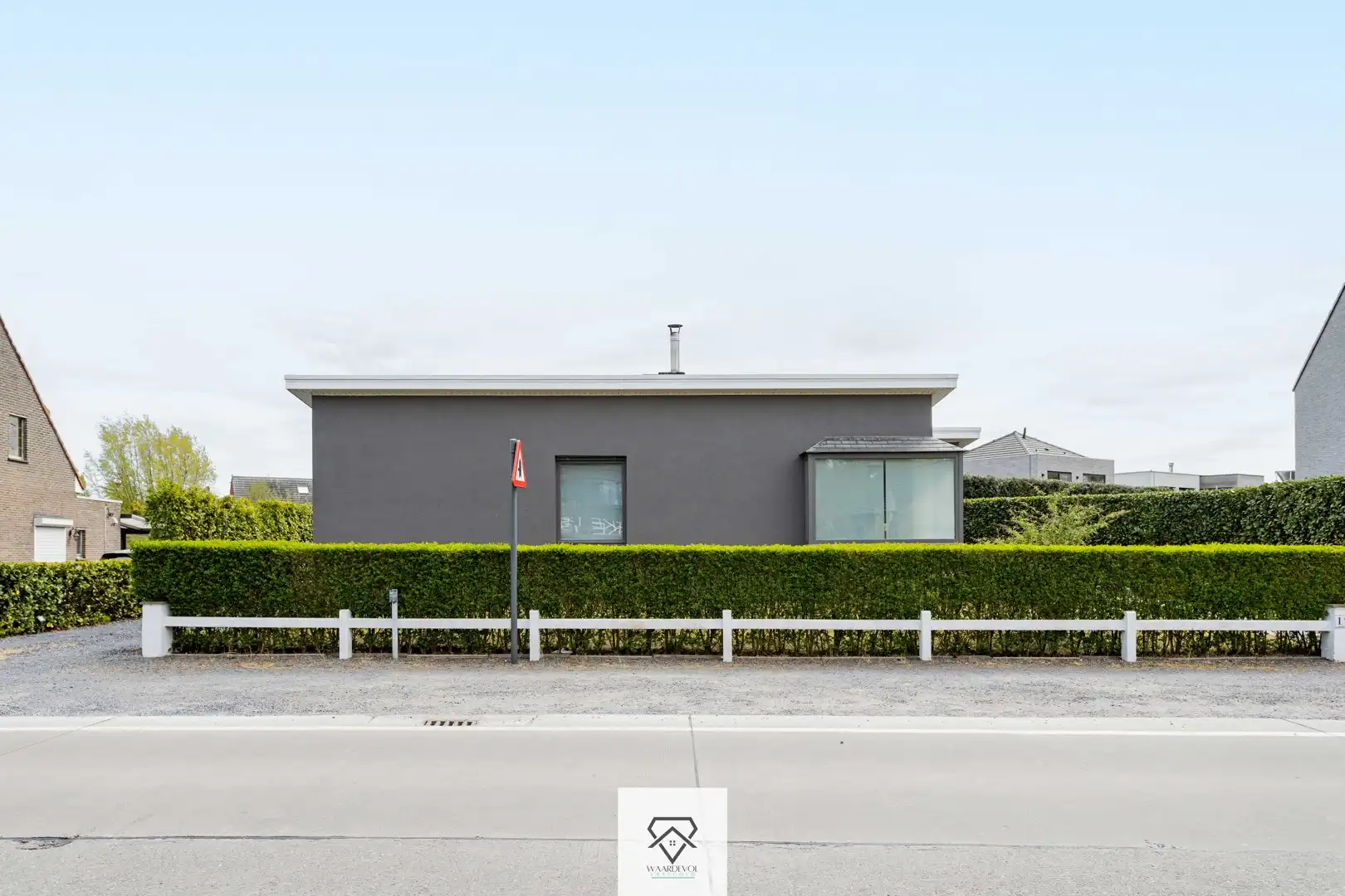 Gelijkvloerse woning met tuin en veel potentieel in Drongen foto 3