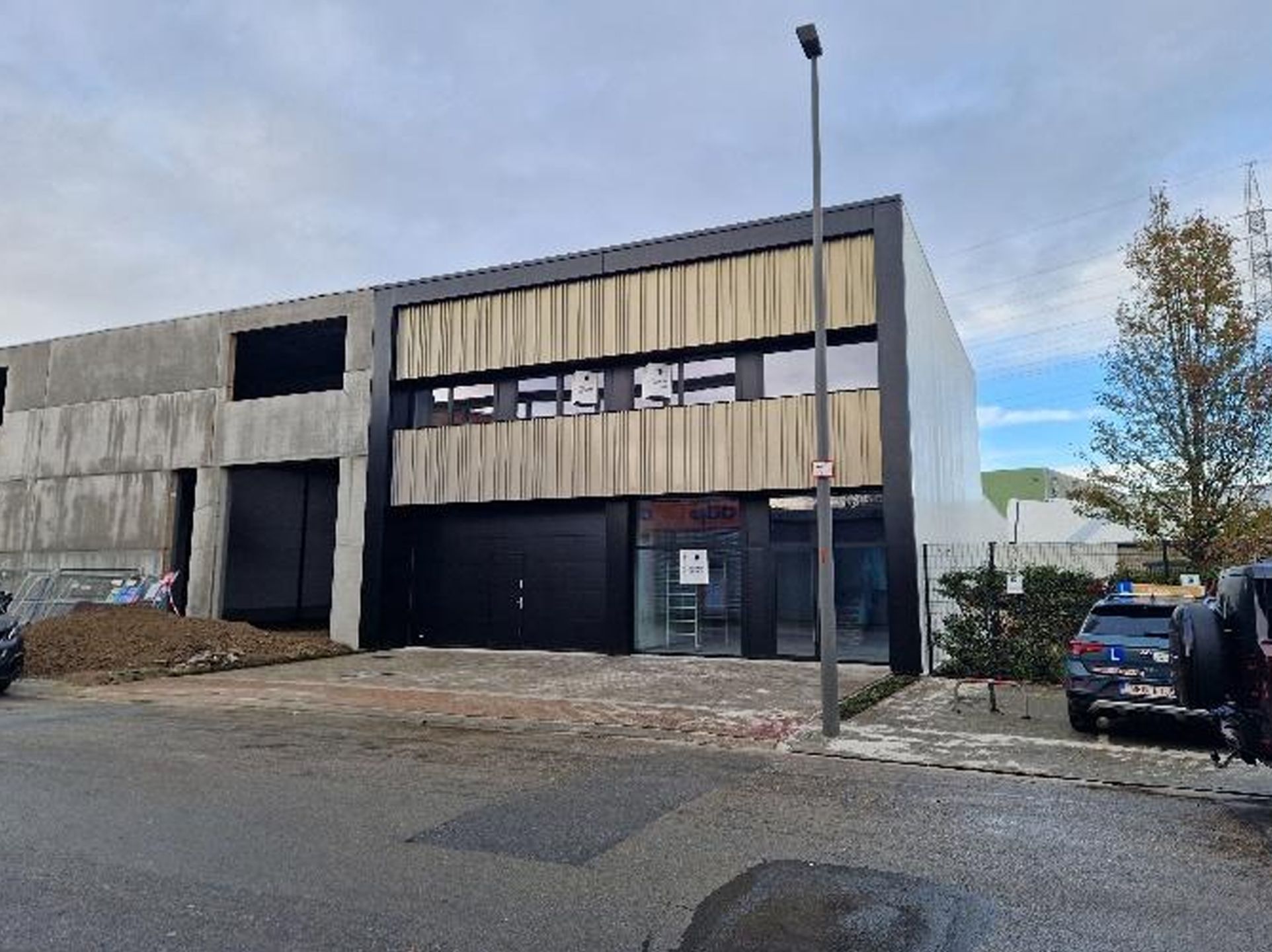 Gerenoveerd bedrijfsgebouw te huur. foto {{pictureIndex}}