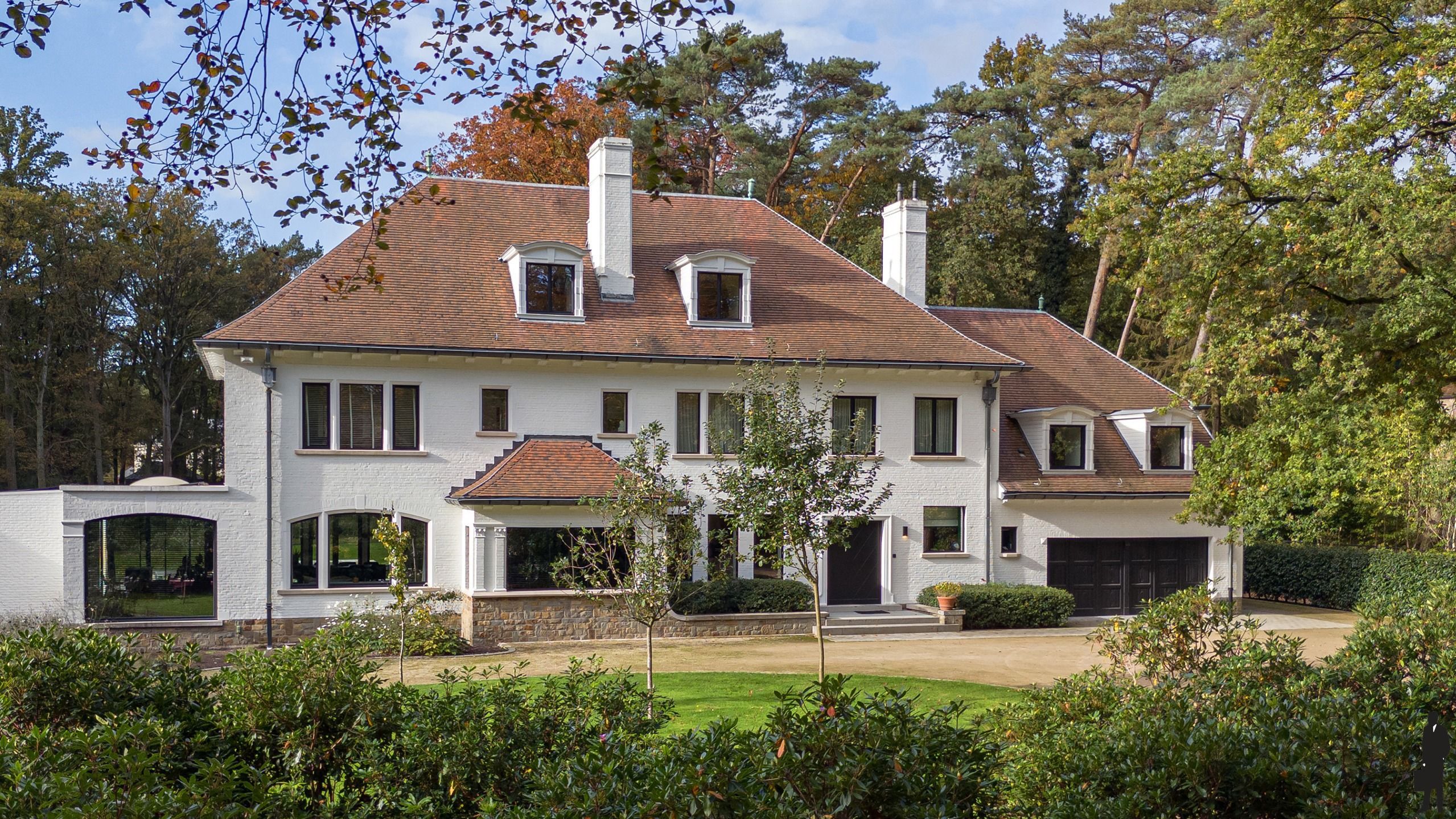 Prachtige recent totaal gerenoveerde villa op ca. 5.311 m².   foto {{pictureIndex}}