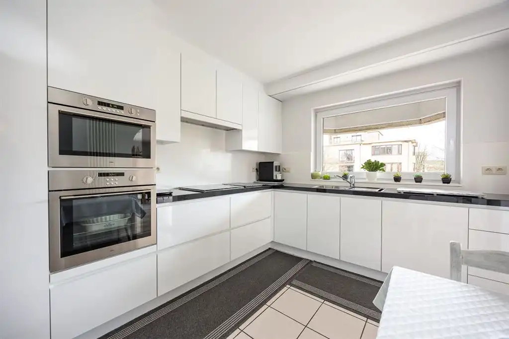 Groot hoekappartement met bijzonder veel lichtinval op de 2e verdieping foto 5