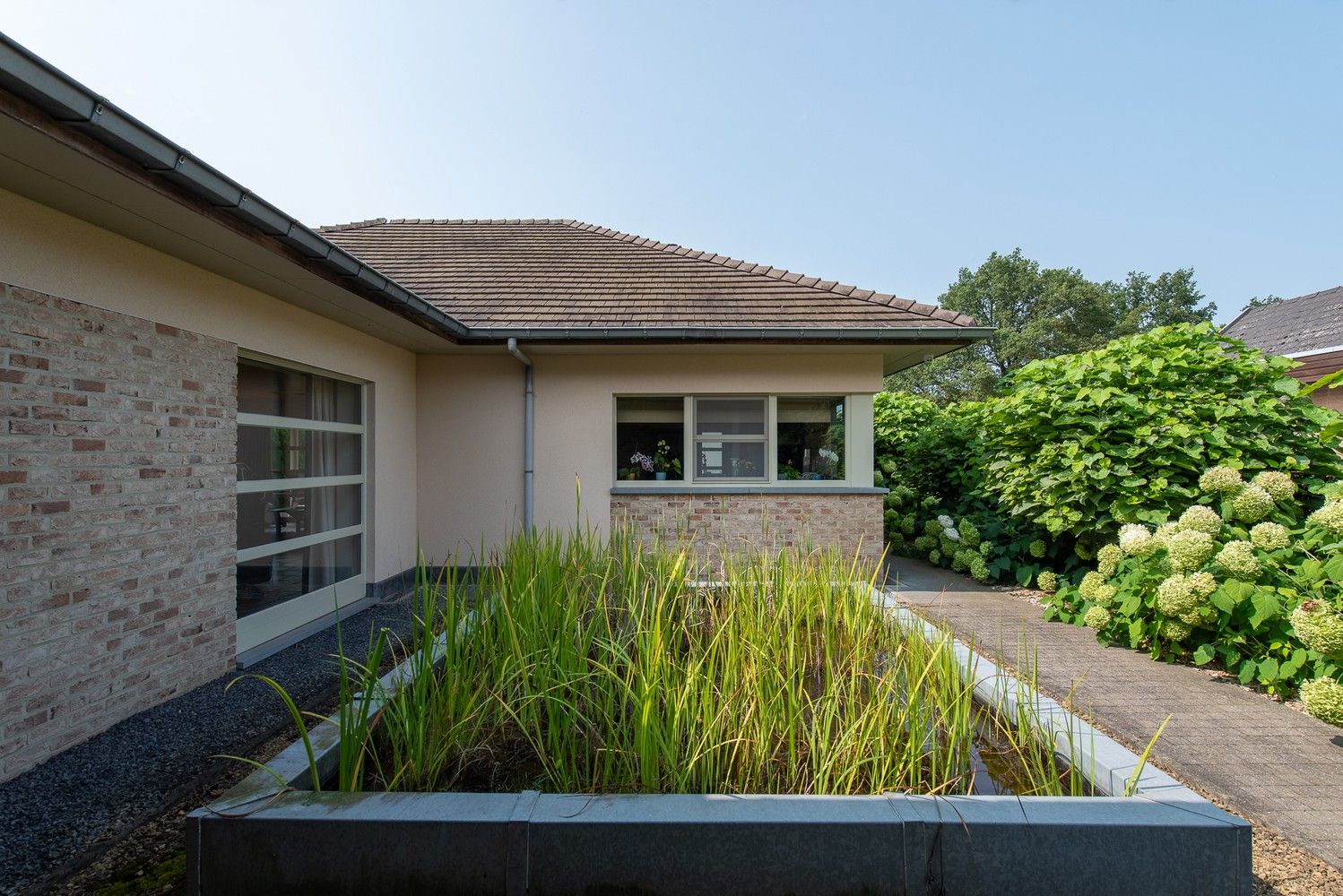 Energiezuinige gelijkvloerse woning met magazijn  van 400 m² (20a58ca!) foto {{pictureIndex}}