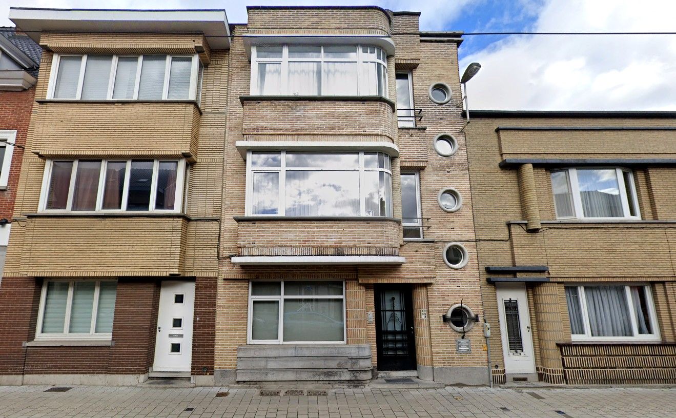 Instapklaar interbellum appartement met 2 slaapkamers en bureau dichtbij het Zuidpark. foto {{pictureIndex}}