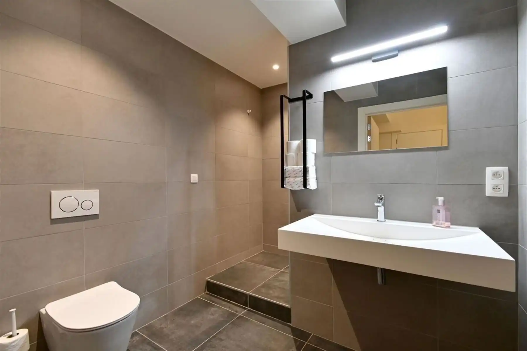 Modern, gerenoveerd kantoor met ruime garage foto 9