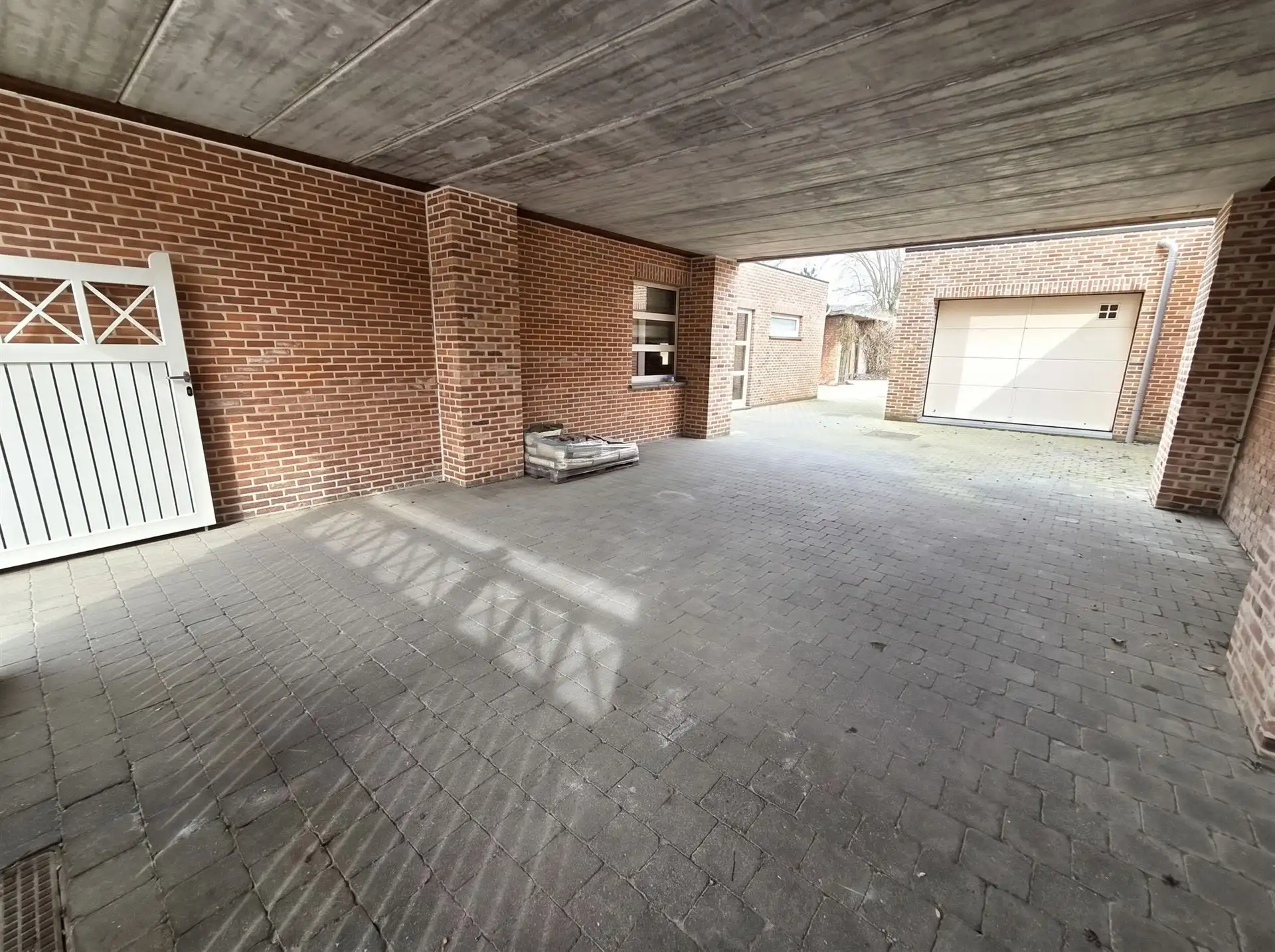 Zeer ruime woning, 4 tot 5 slaapkamers, 2 badkamers, volledig vernieuwd met ruim bijgebouw foto 18