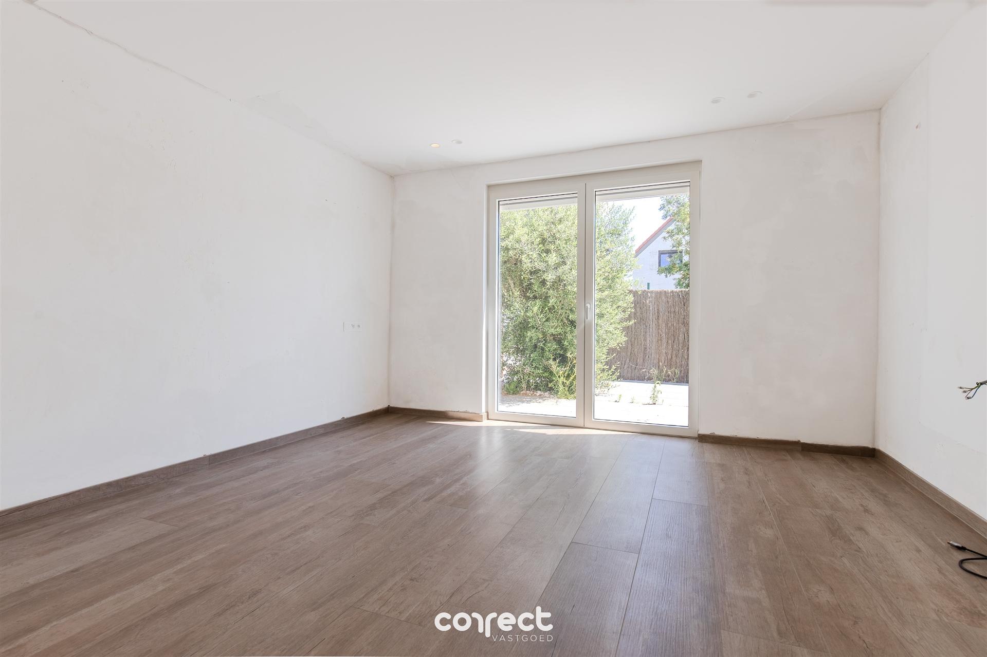 Modern halfopen woning te koop in hartje Oostduinkerke met 3 slaapkamers en diepe tuin foto 33