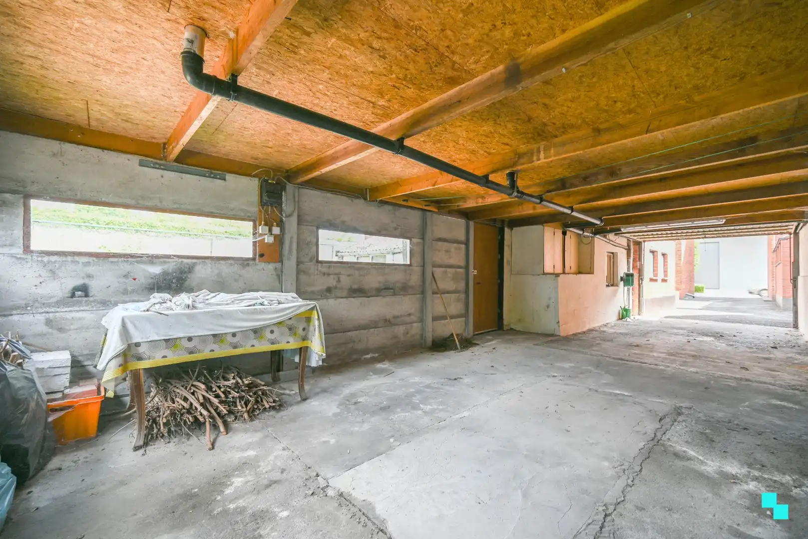 Te renoveren woonst met garage foto 17