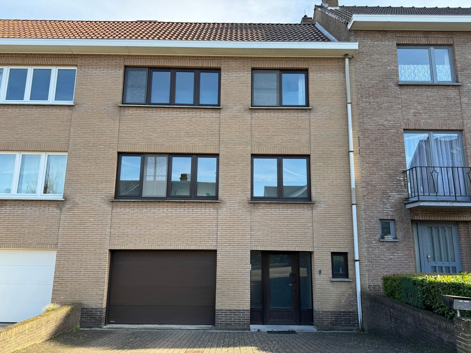 Bel-etage woning met 3 slaapkamers, garage en ruime tuin foto 1