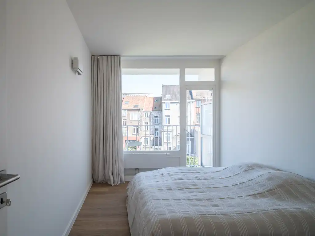 Centrum Gent – lichtrijk gerenoveerd twee slaapkamerappartement met terras en zicht over de Bijloke en de Leie. foto 11