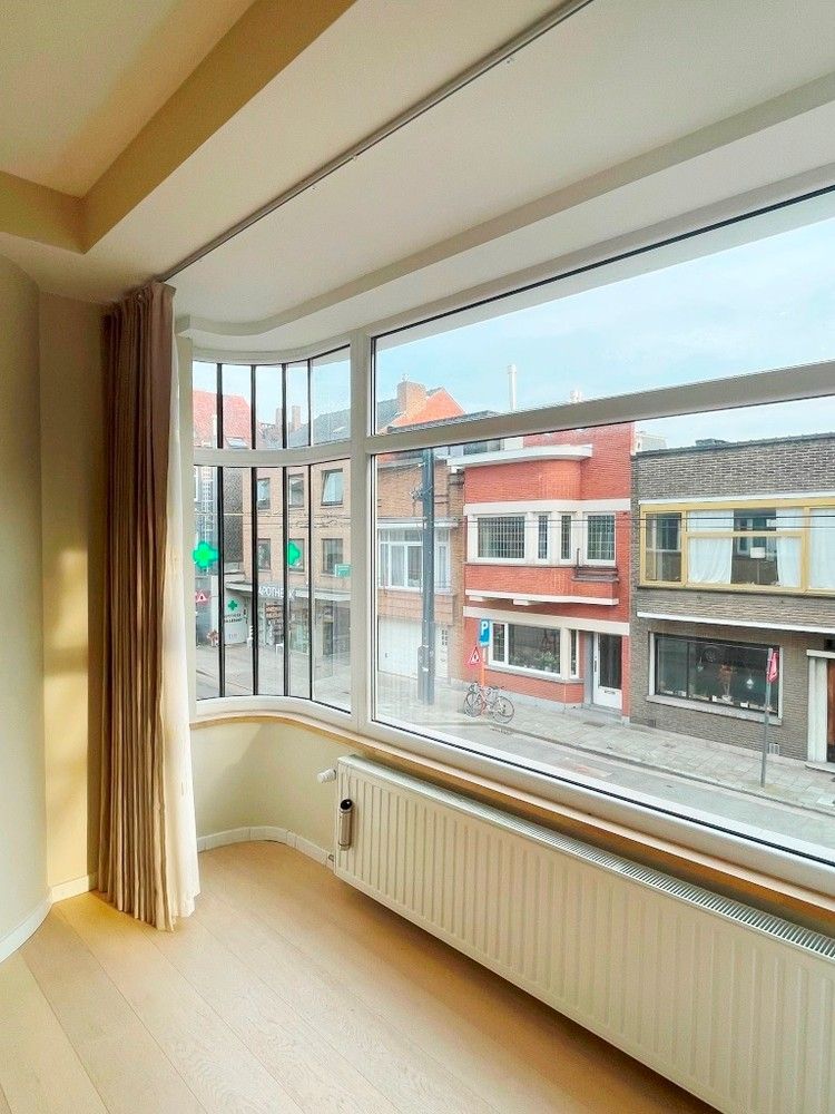 Instapklaar interbellum appartement met 2 slaapkamers en bureau dichtbij het Zuidpark. foto 5