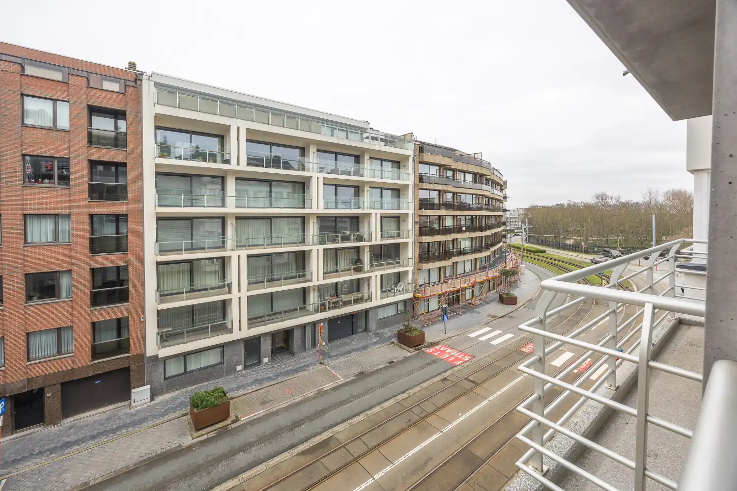 Gemeubelde studio te huur op steenworp van het strand foto 8