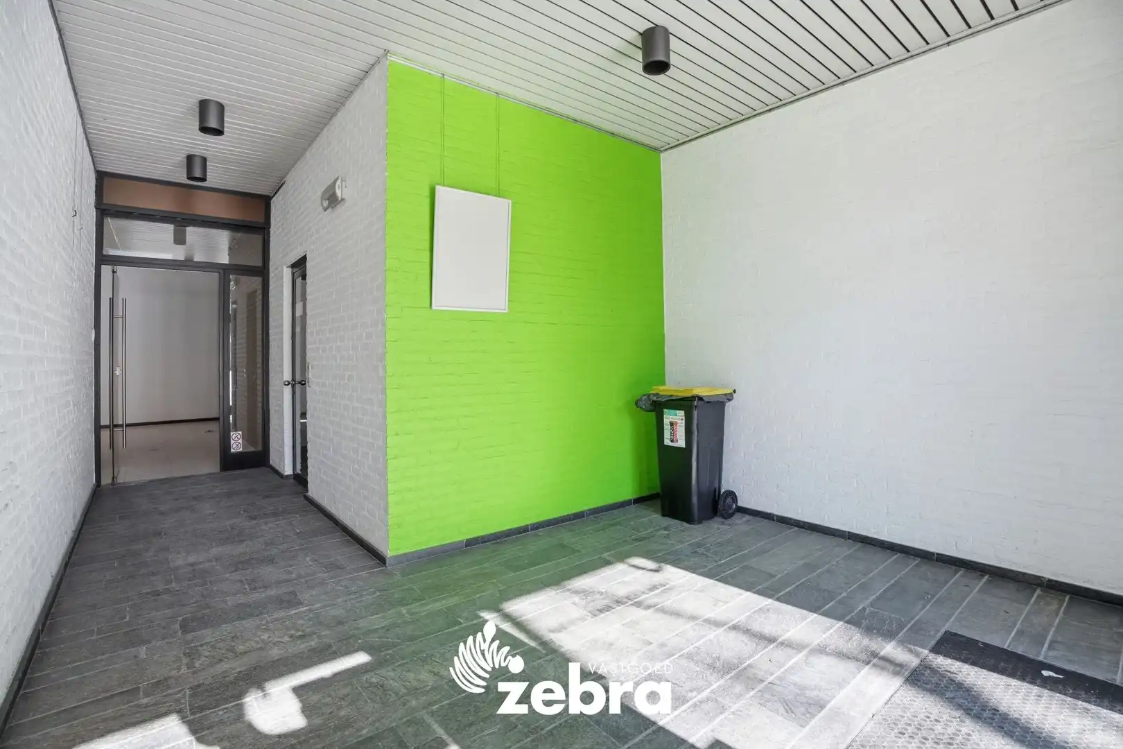 Veelzijdig handelspand met parkeerplaatsen op topligging in centrum Tielt! foto 11