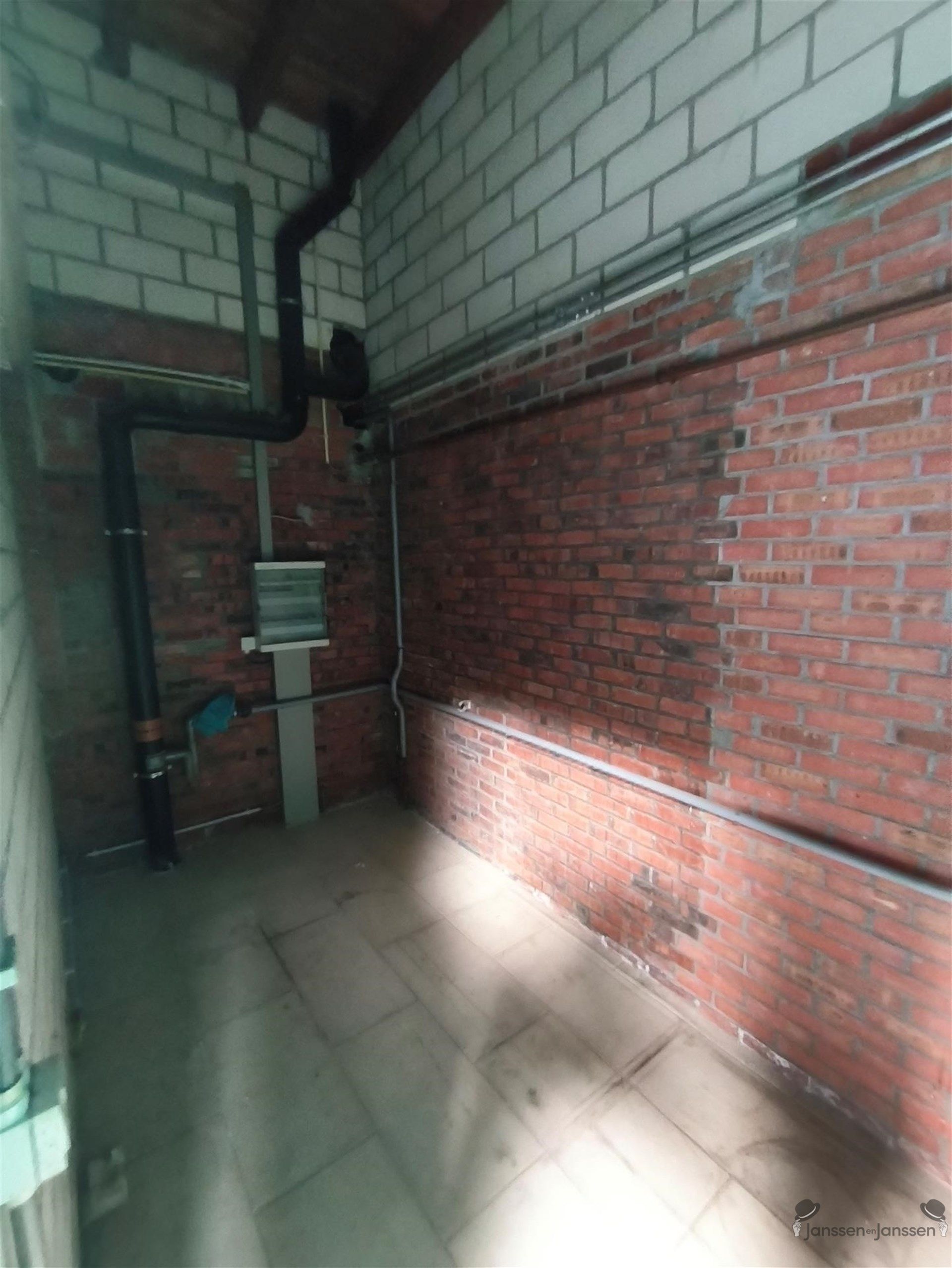 Handelspand met werkplaats & duplex appt foto 7