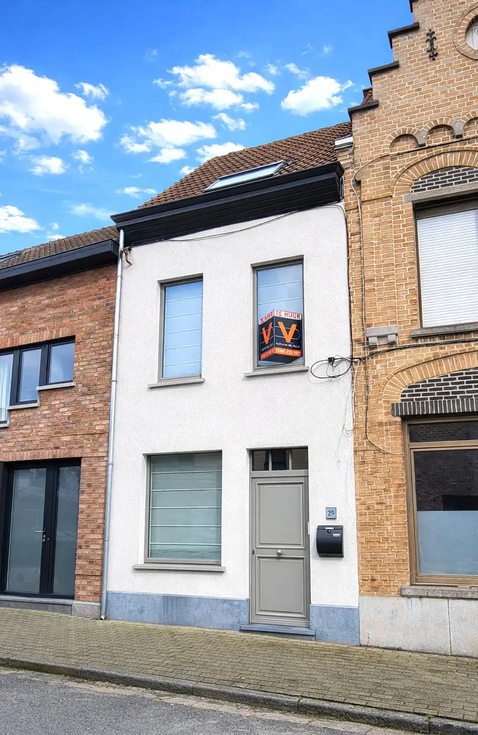 Deze instapklare woning biedt modern wooncomfort op een centrale ligging in het centrum, met winkels, scholen en openbaar vervoer op wandelafstand. foto {{pictureIndex}}