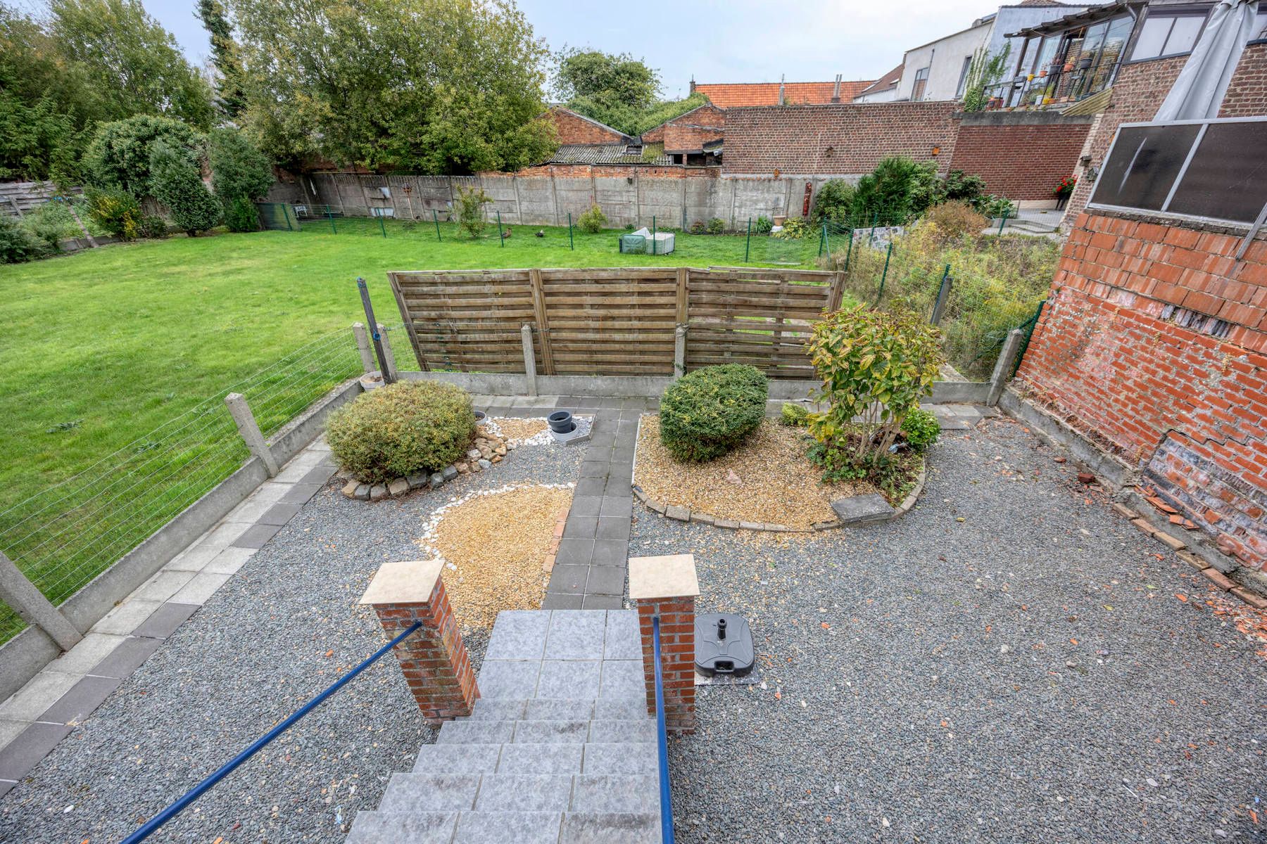 Charmante te renoveren woning met tuin foto 2