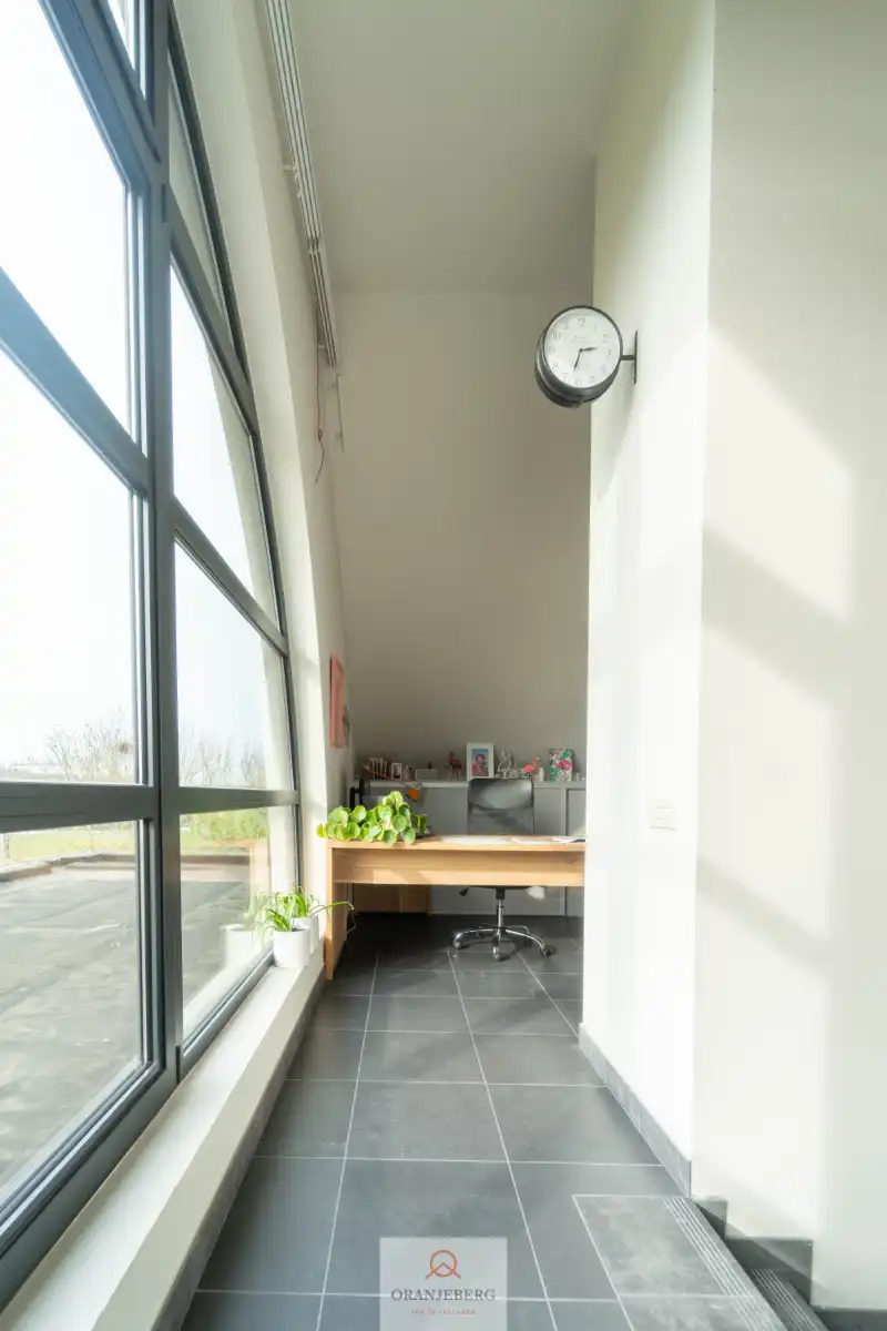 Magazijn met kantoor en woonst foto 14