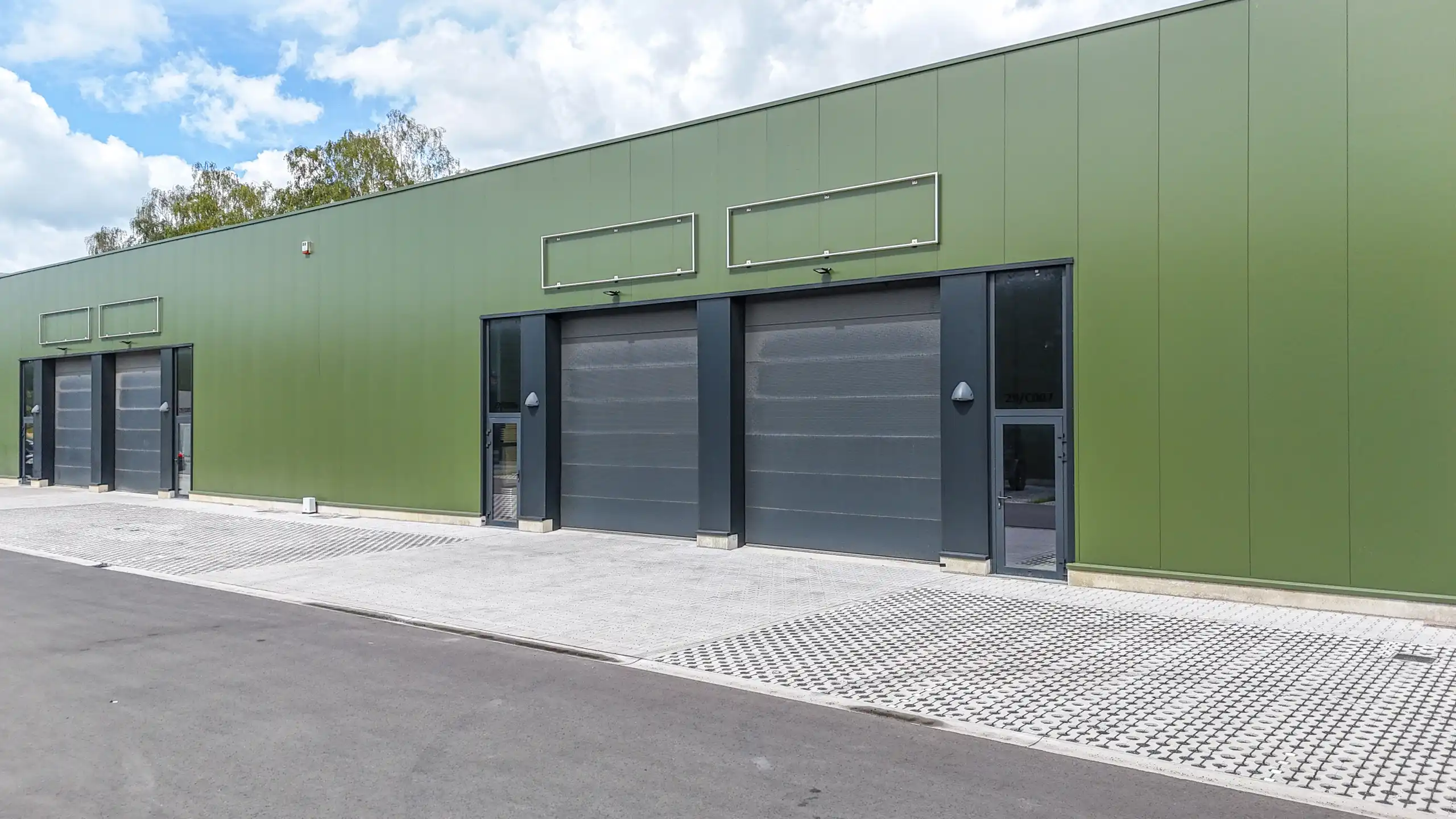 Nieuwbouw KMO-unit van 216 m² op topligging in Beringen! foto {{pictureIndex}}