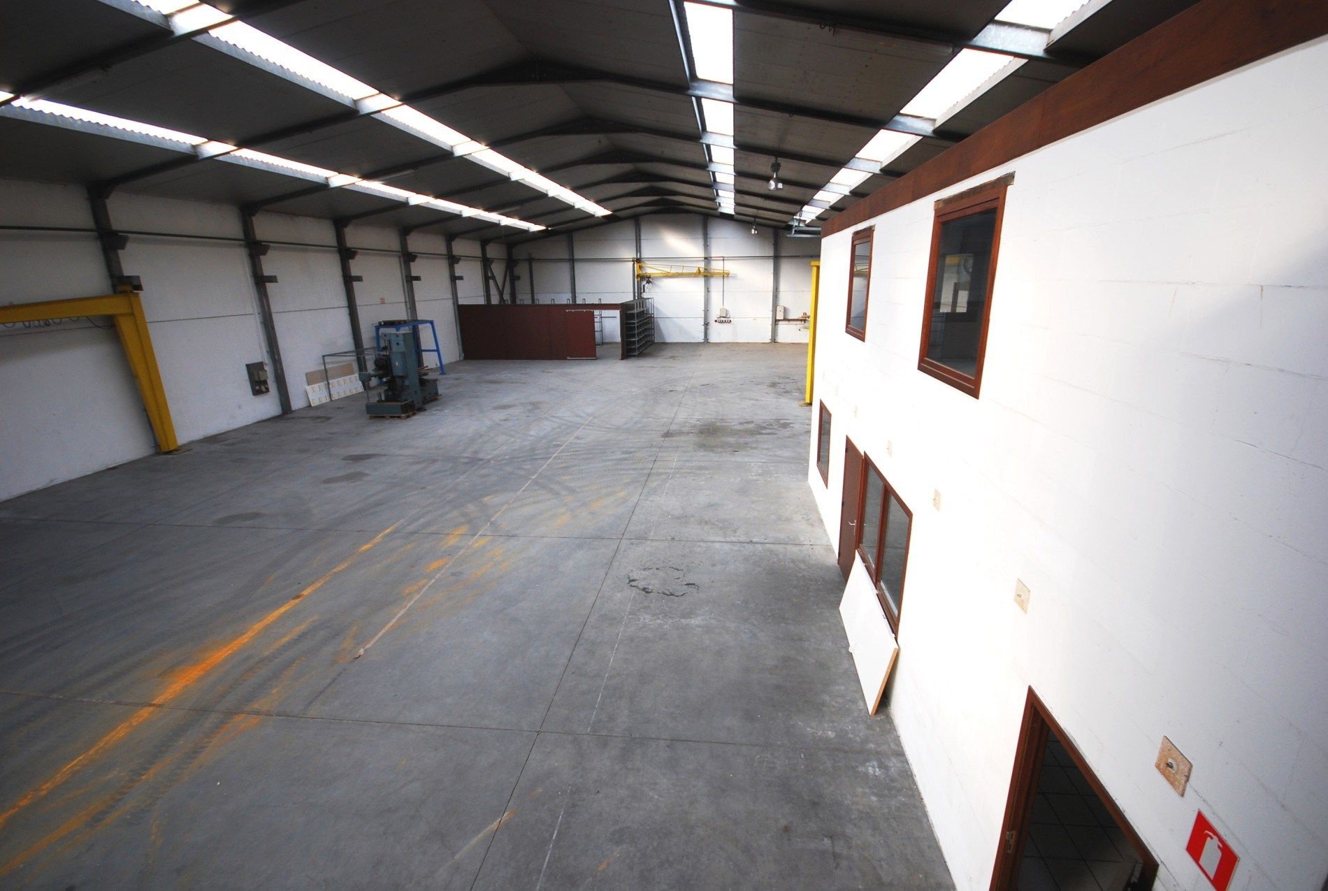 VEELZIJDIGE RUIME LOODS VAN 1150 M² MET BURELEN EN TOONZAAL  foto 10