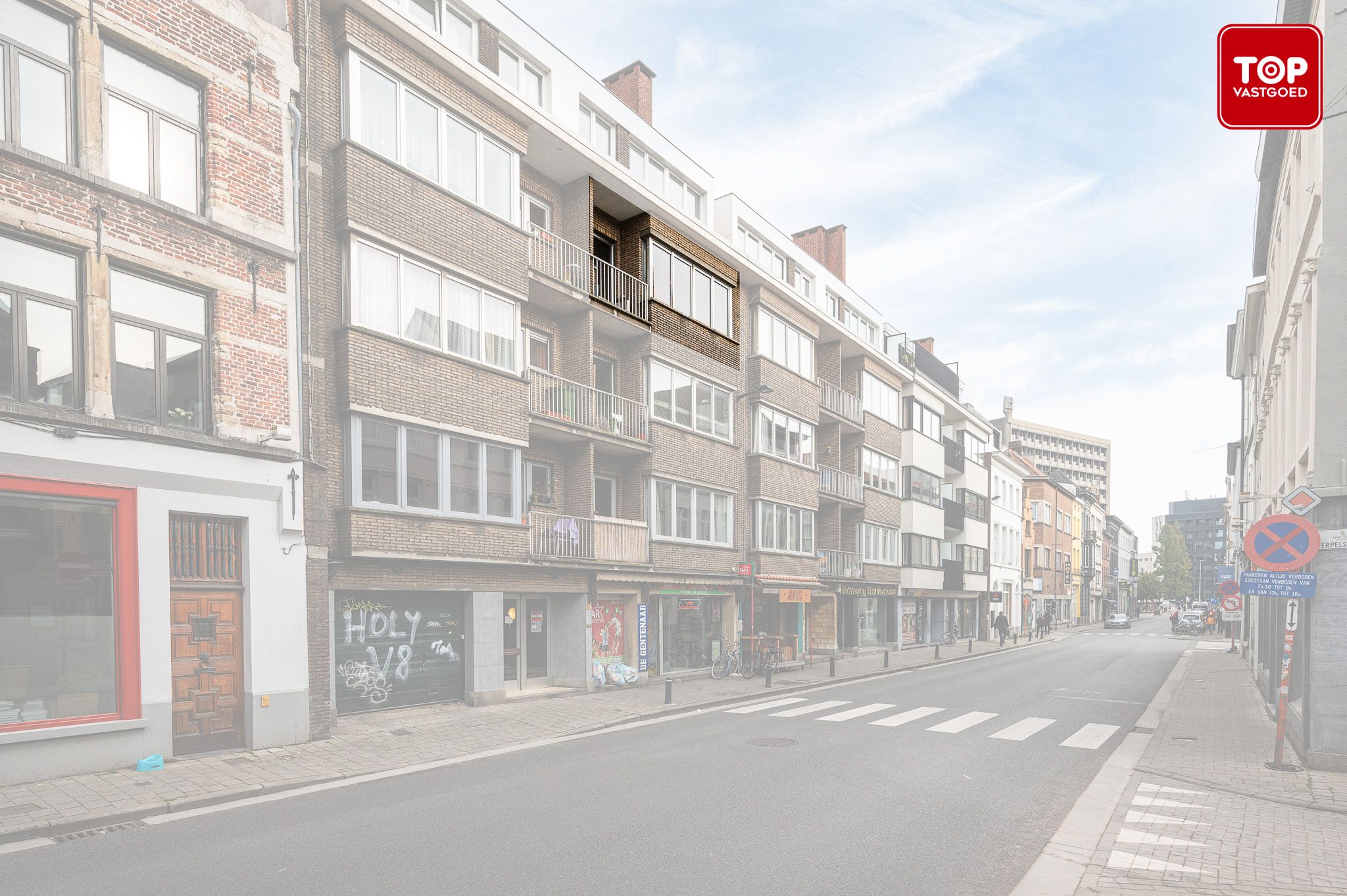 GERENOVEERD 2 SLAAPKAMER APPARTEMENT MET GARAGE EN 2 TERRASSEN foto 2