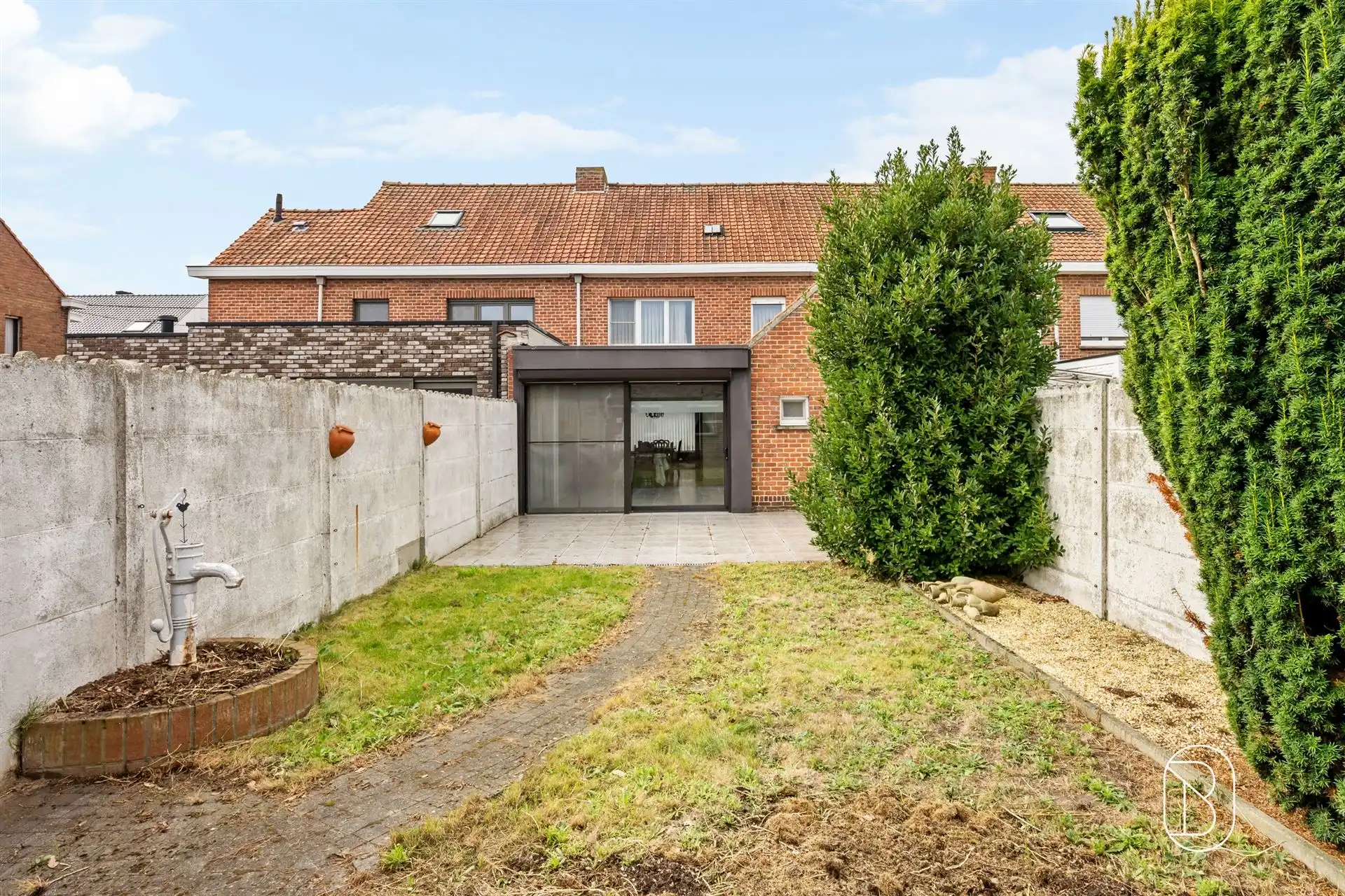 Op te frissen woning met ruime garage, 3 SLK en uitweg! foto 4