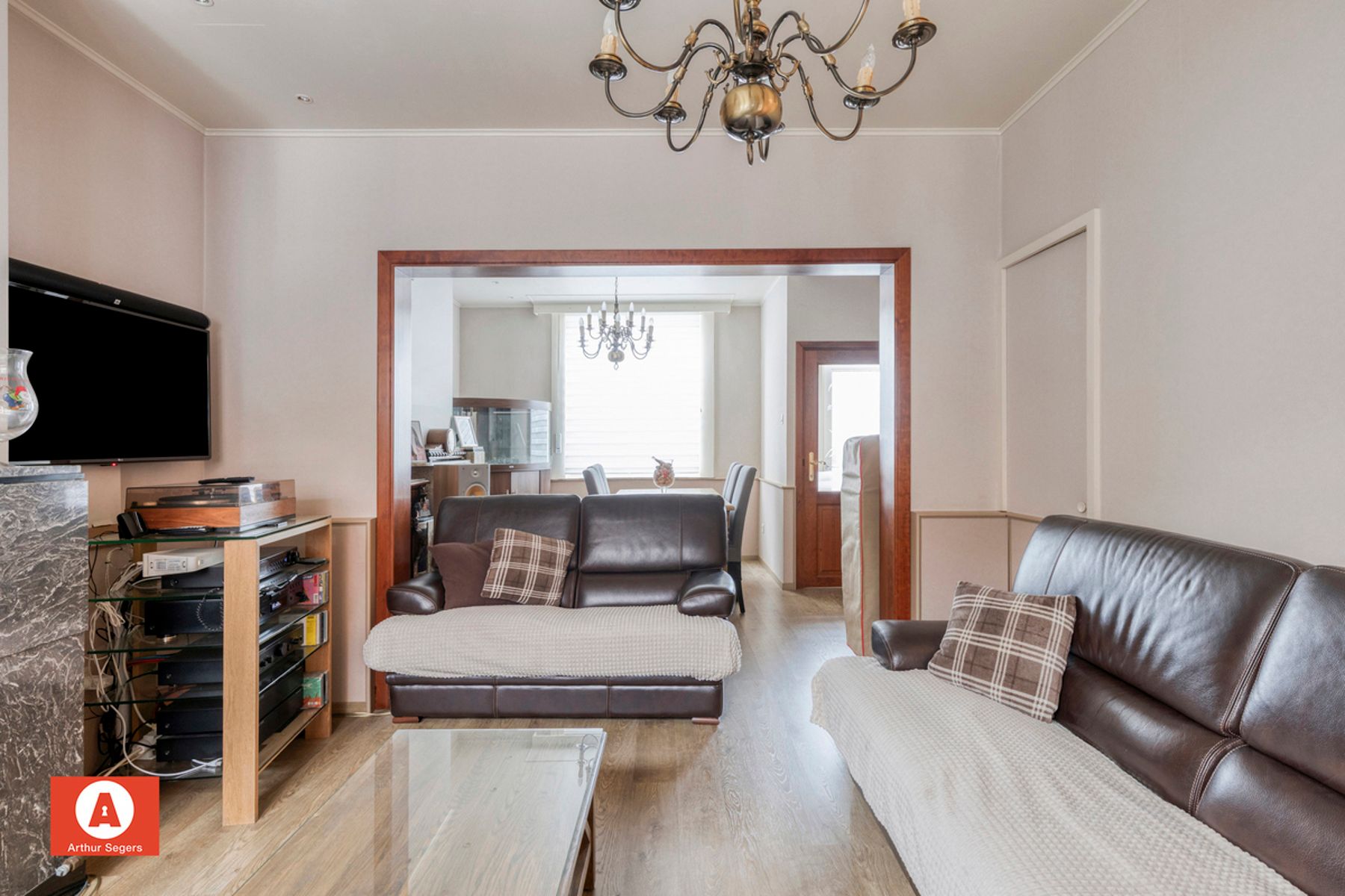 Verzorgde half-open bebouwing met oprit. foto 8