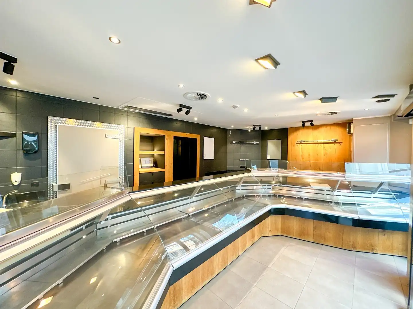 Handelpand met winkel, atelier en woonst, commerciële ligging, Torhout foto 3