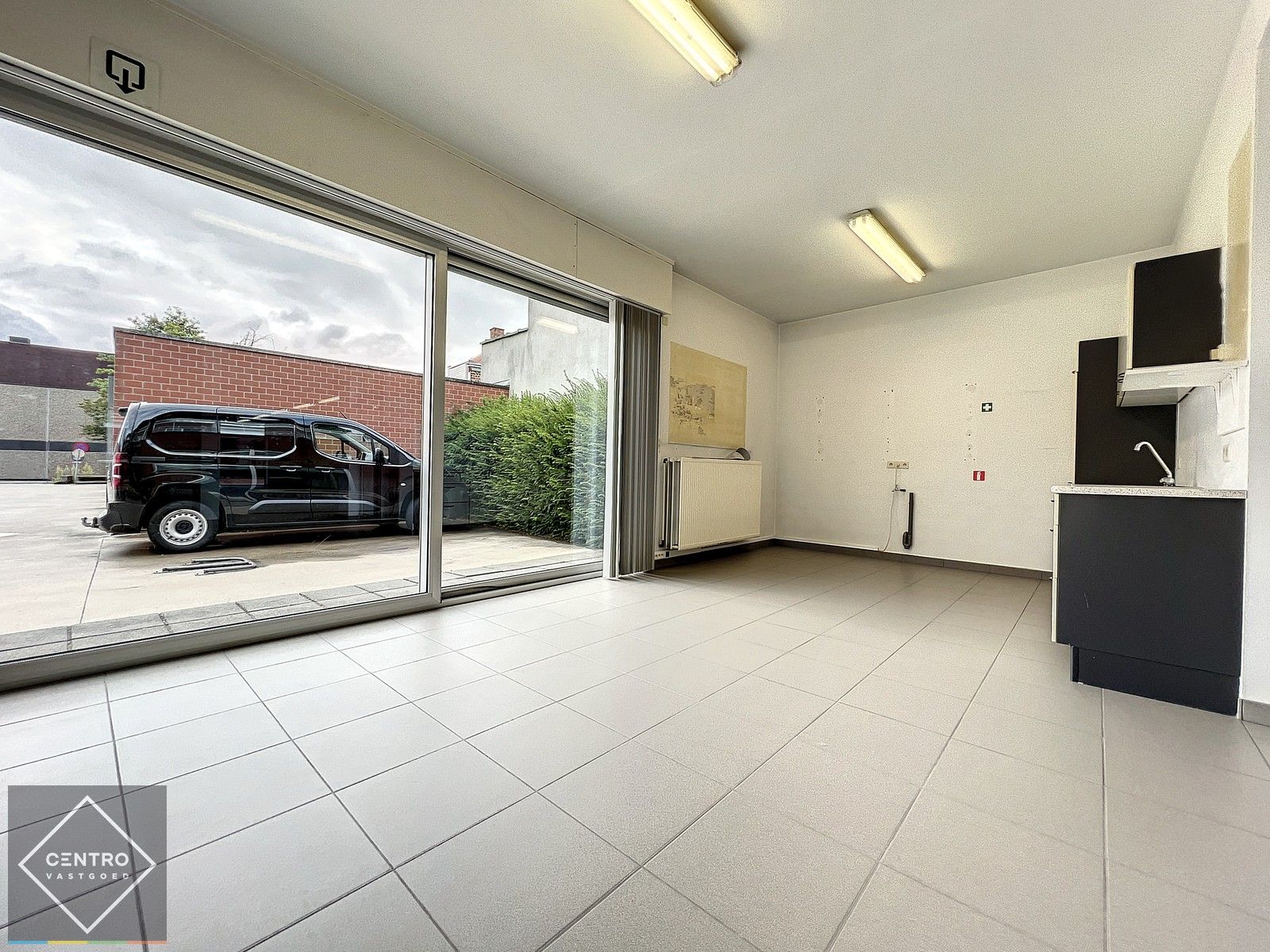 Handelspand  (winkel/kantoor) van 177m² mét patio te koop centrum Roeselare. Huur-koop is mogelijk ! foto 14