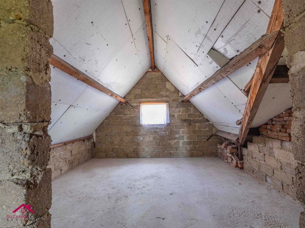 Vrijstaande, op te frissen woning foto 28