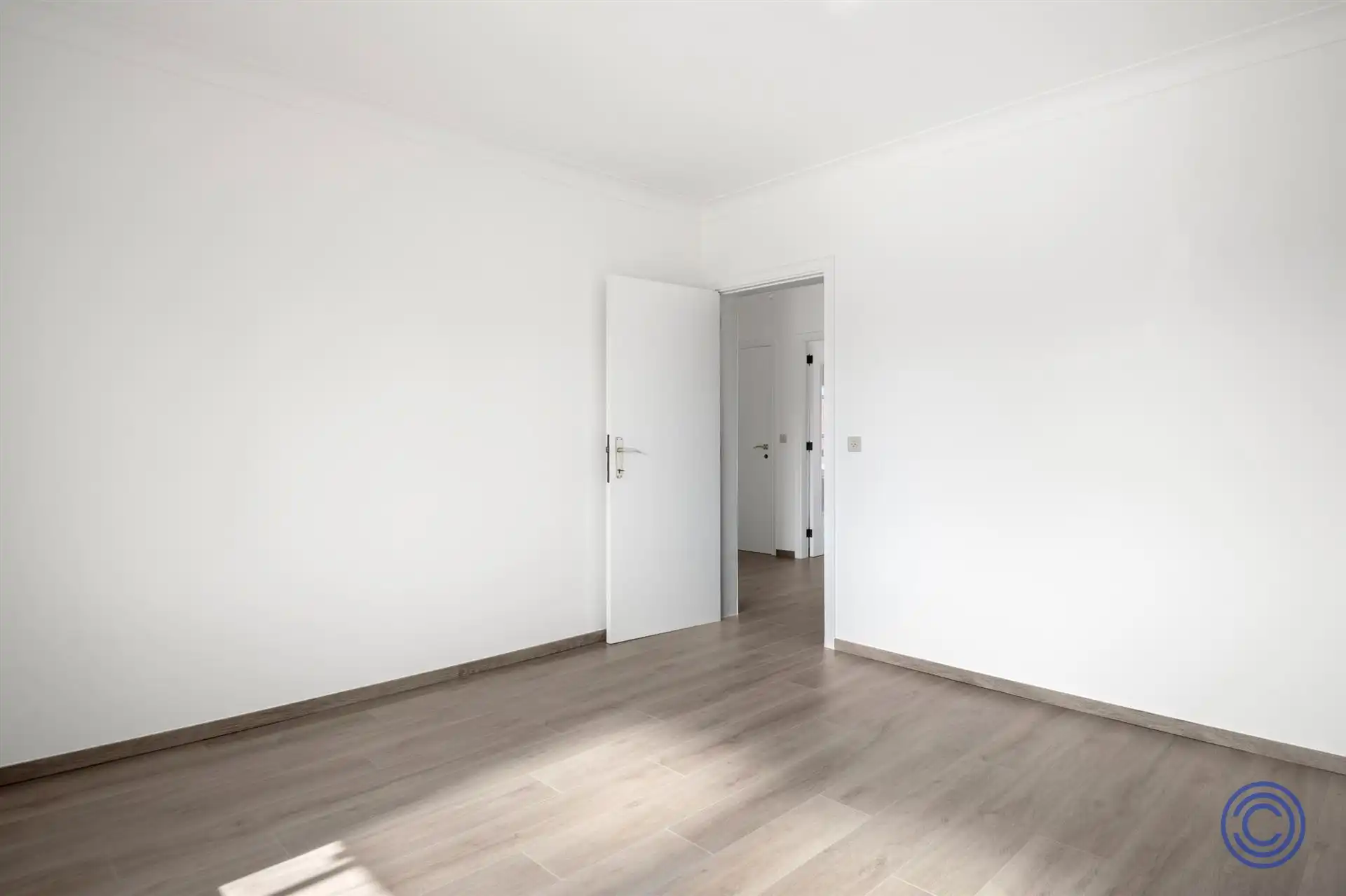 Volledig gerenoveerd 2-slp appartement met zonnig terras! foto 9