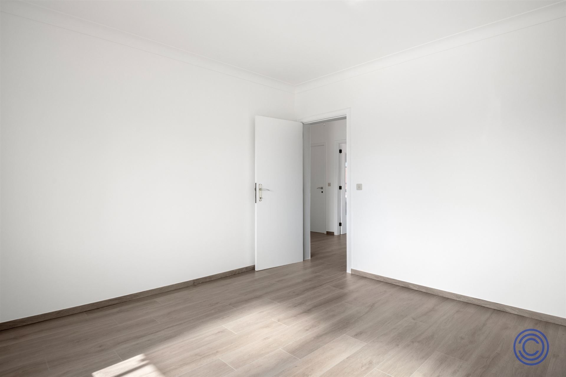 Volledig gerenoveerd 2-slp appartement met zonnig terras! foto 9