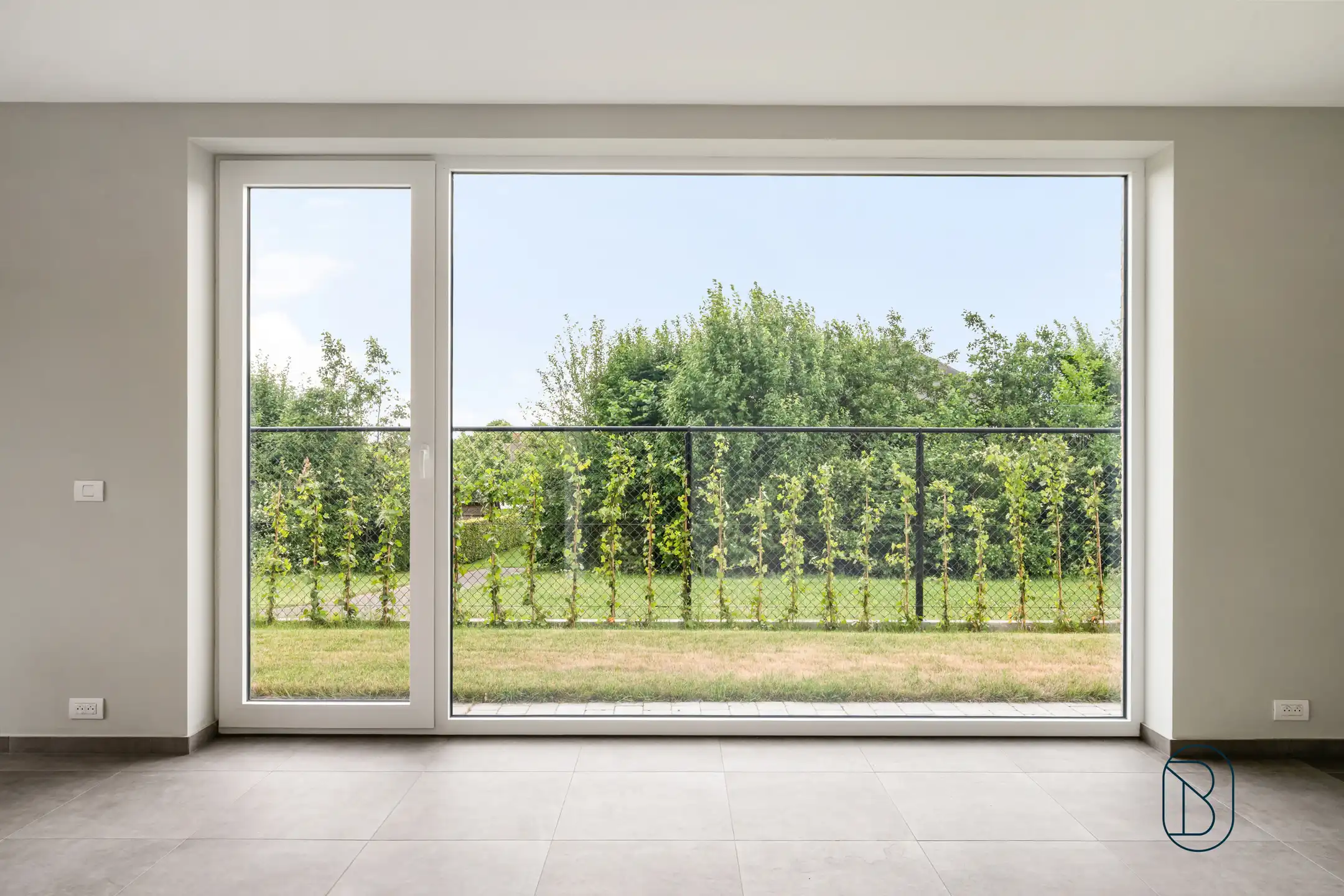 Recente halfopen bebouwing met 4 slaapkamers, tuin en garage foto 16