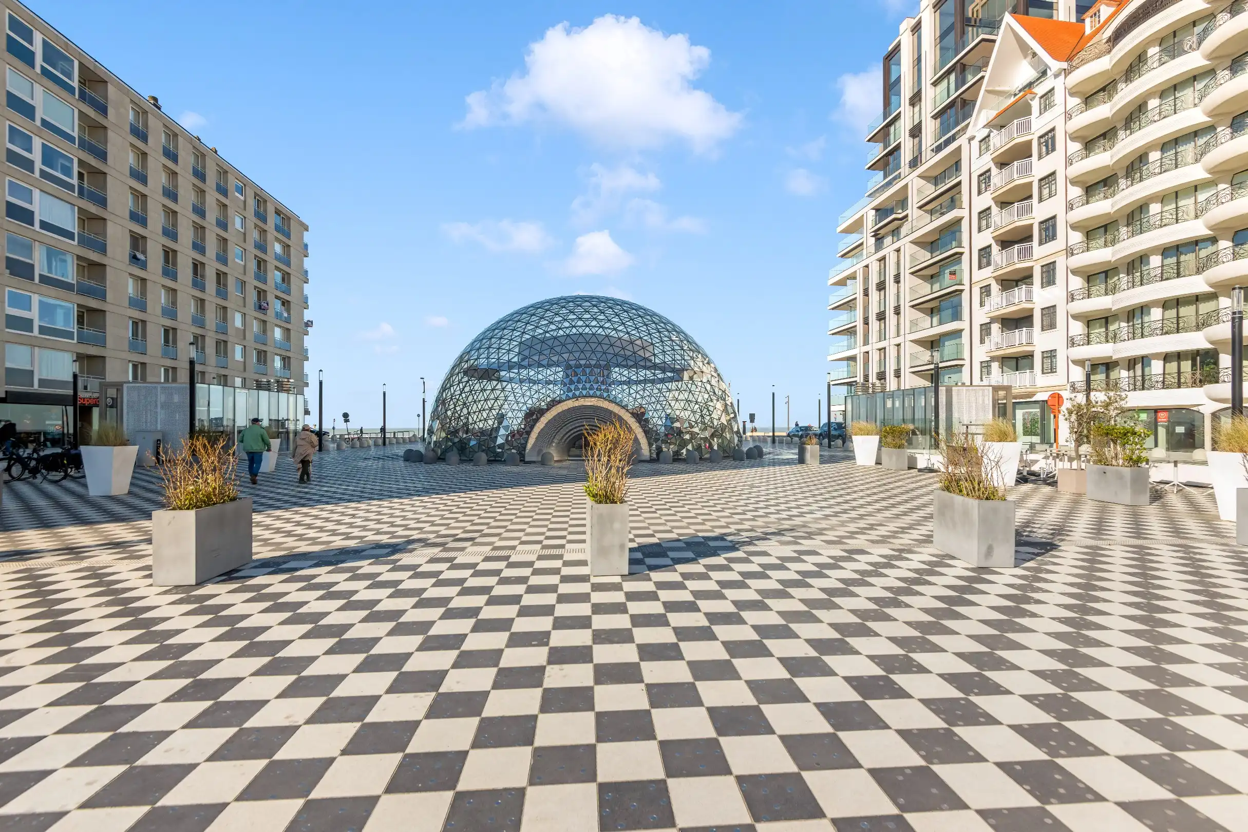 Ruime en zeer centraal gelegen gesloten garagebox met laadpaal onder het Albertplein. foto {{pictureIndex}}