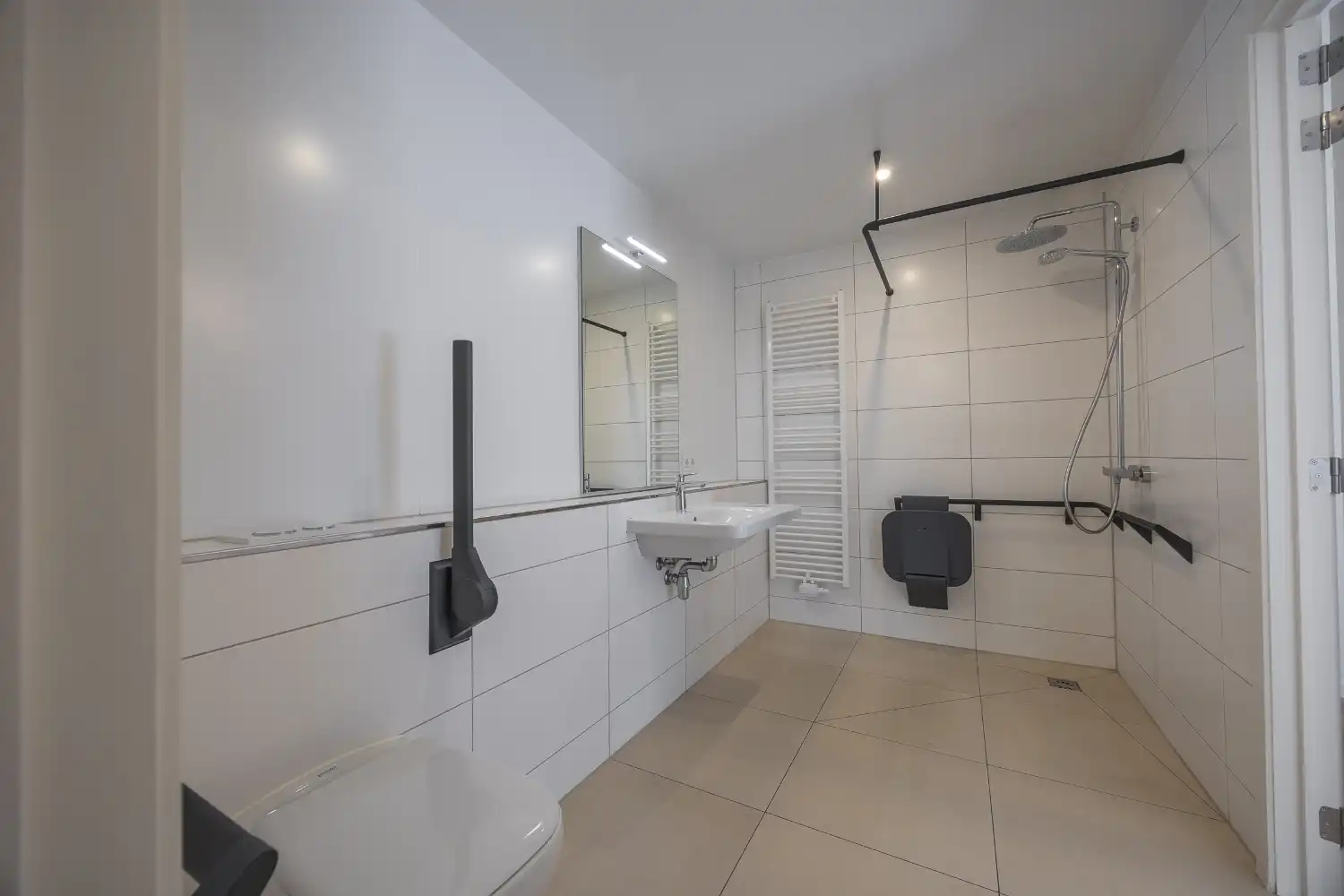 Assistentie-appartement met zijdelings zeezicht op steenworp van de zeedijk. foto 16