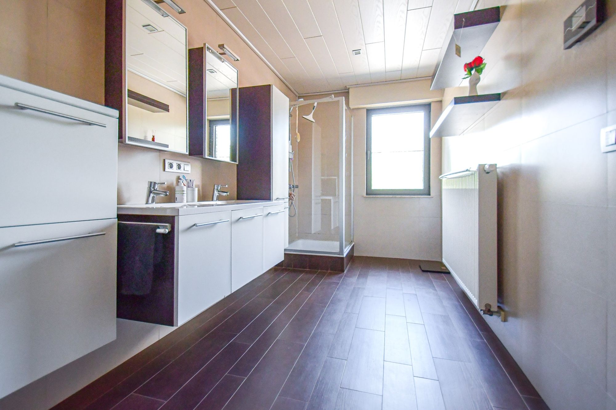 Recent hedendaags ingerichte woning in centrum Knesselare foto 14