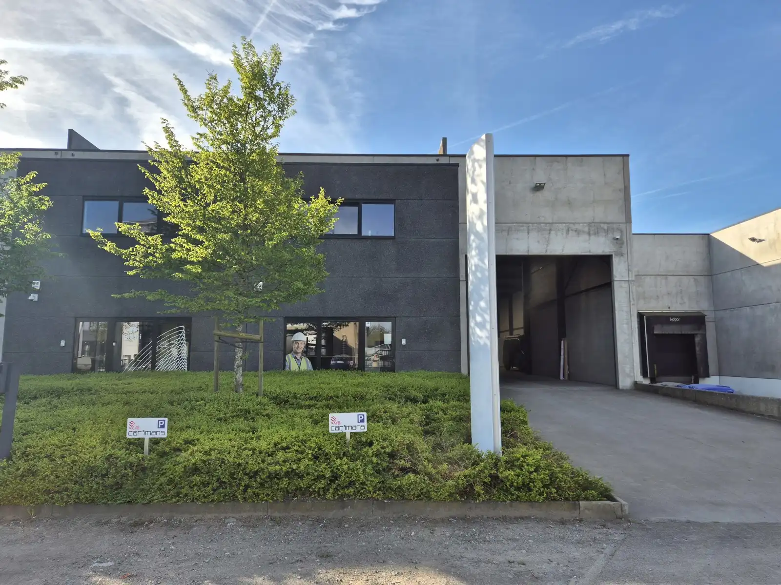 Magazijn 1030m² met  laadkade en 154m² kantoor op topligging foto {{pictureIndex}}