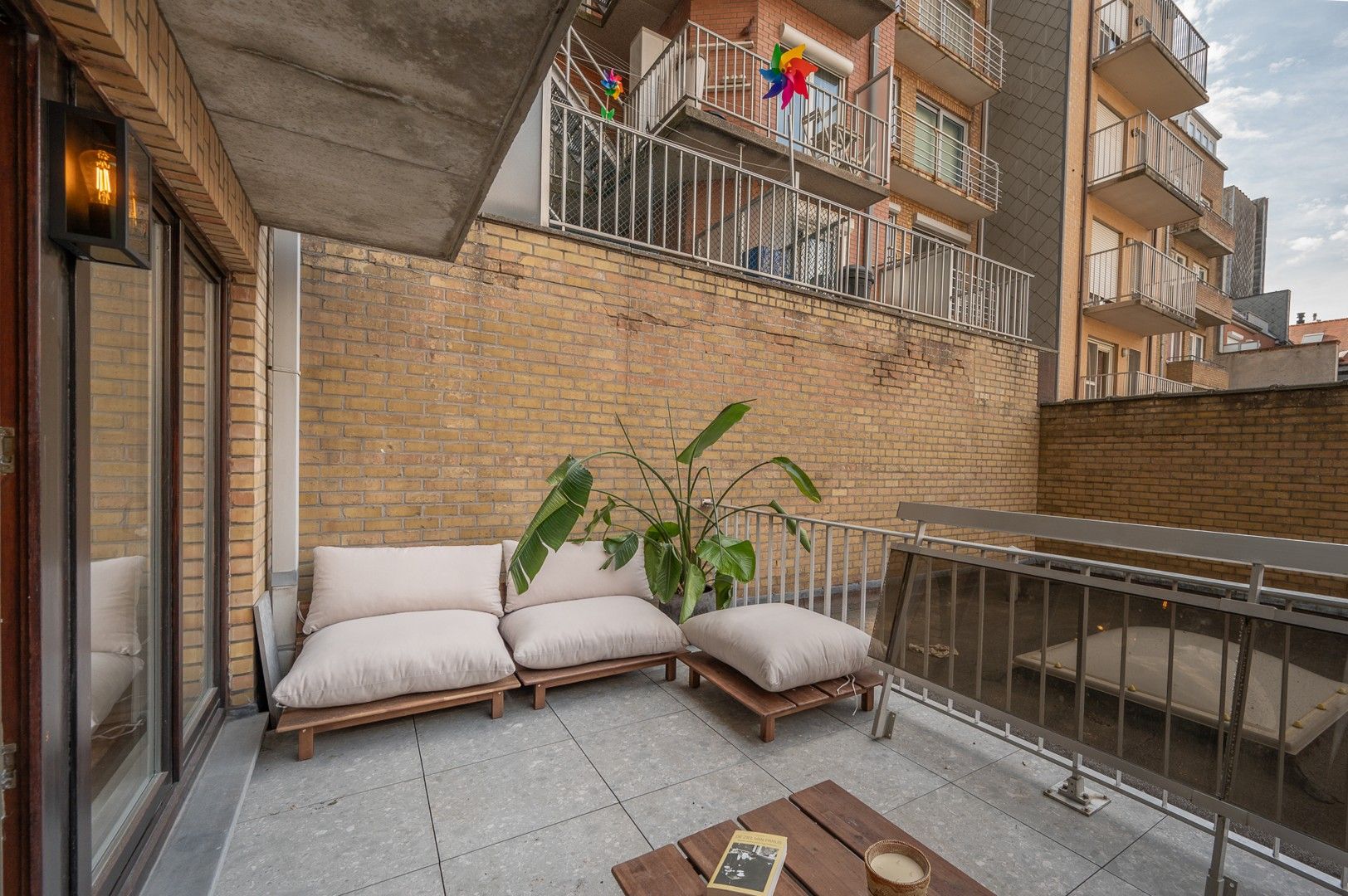 Volledig gerenoveerd appartement met zonnig terras, 2 slaapkamers en zwembad foto 21