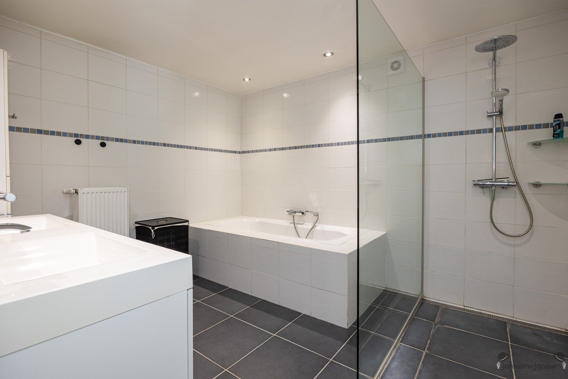 Ruime laagbouw woning met 4 slaapkamers, tuin en garage in hartje Brasschaat foto 8