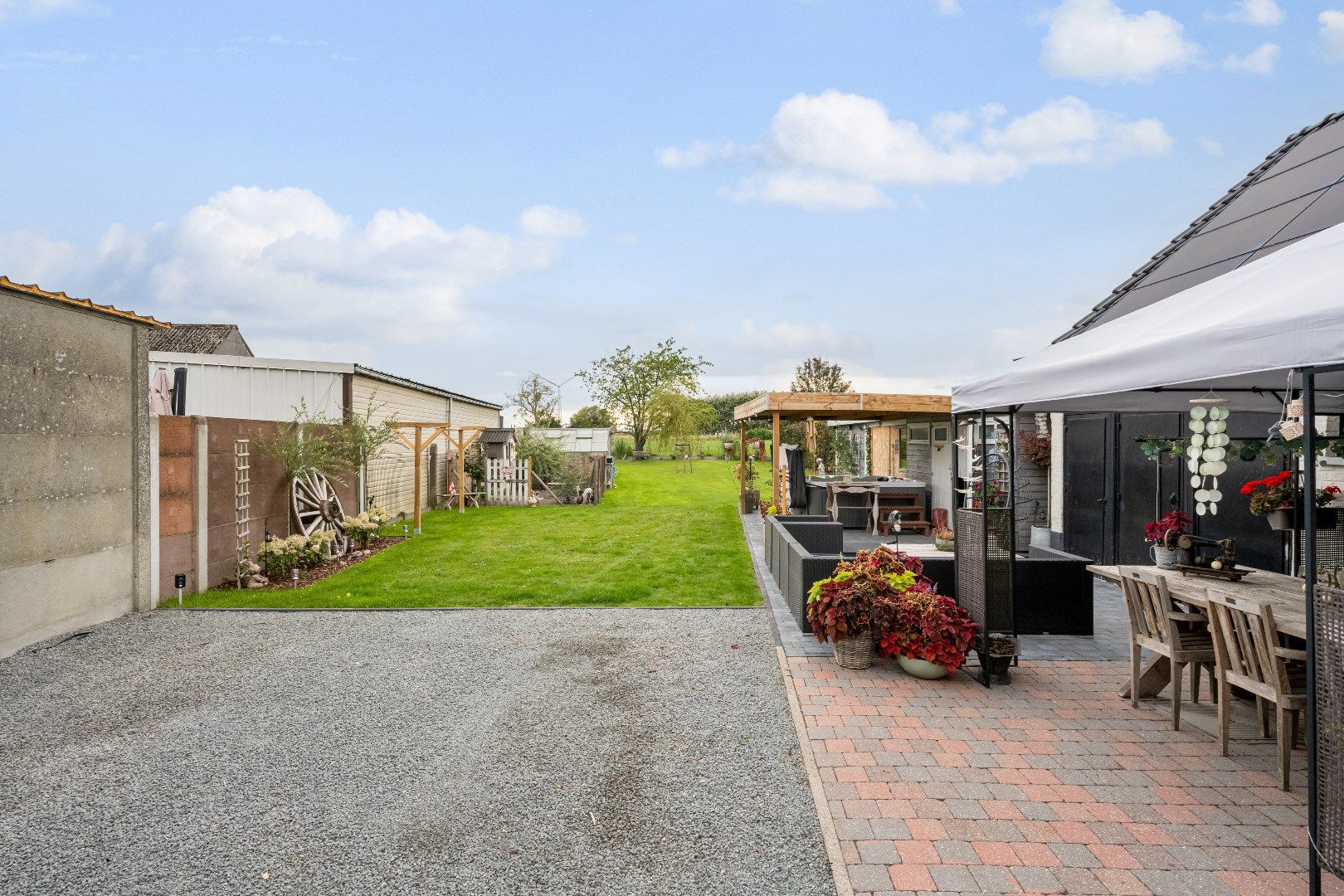 Volledig gerenoveerde solide woning met grote tuin foto 15