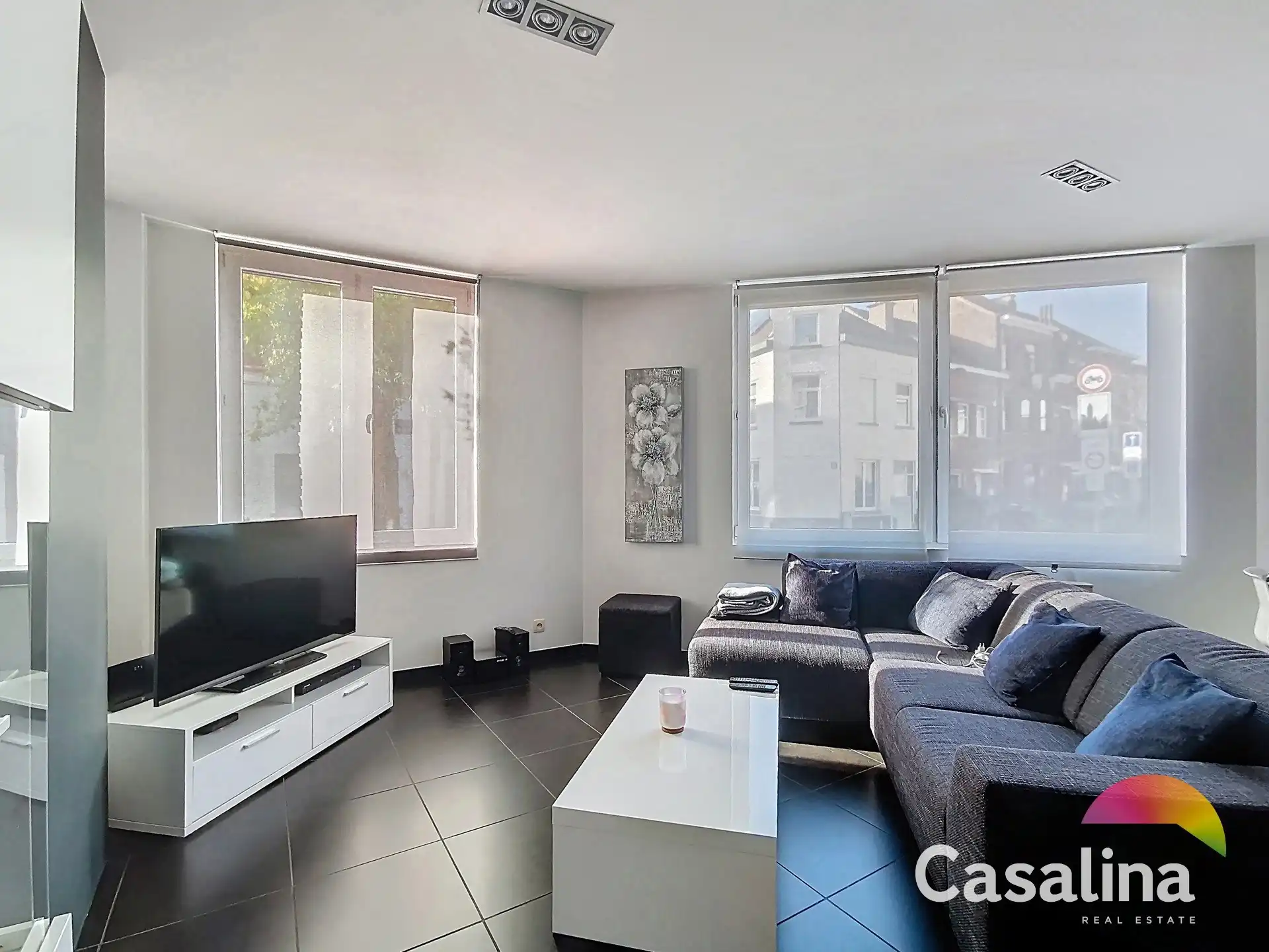 Hoofdfoto van de publicatie: Modern gerenoveerd appartement op steenworp van Dumontplein.