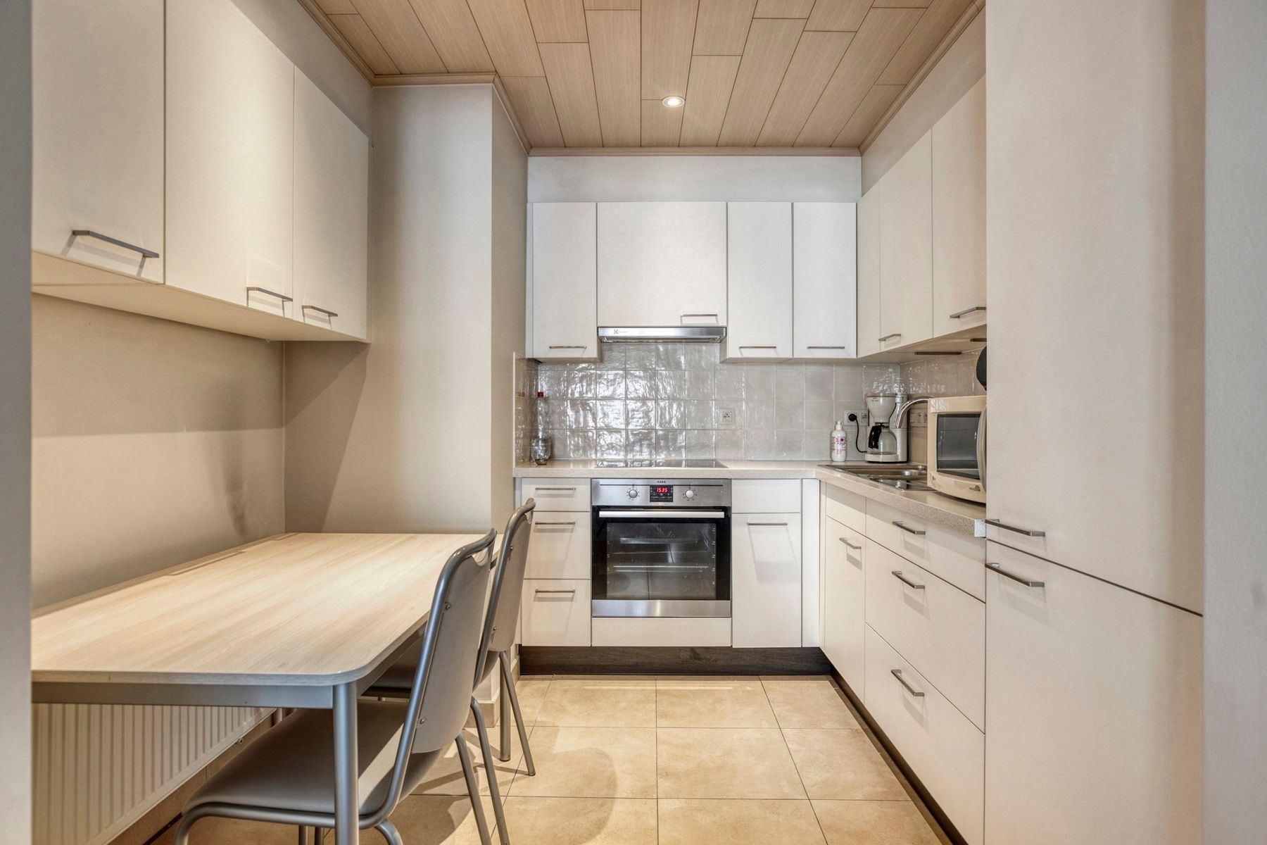 Instapklaar appartement met grote garage !! foto 9