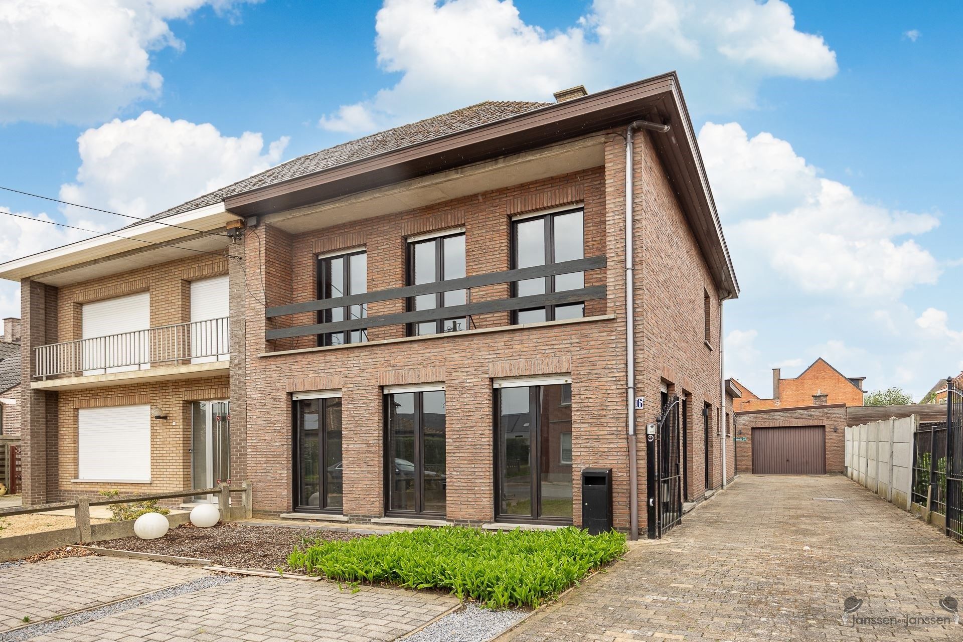 Charmante woning HOB met 3 slaapkamers, aparte garage op een perceel van 433m² te Rillaar. foto {{pictureIndex}}