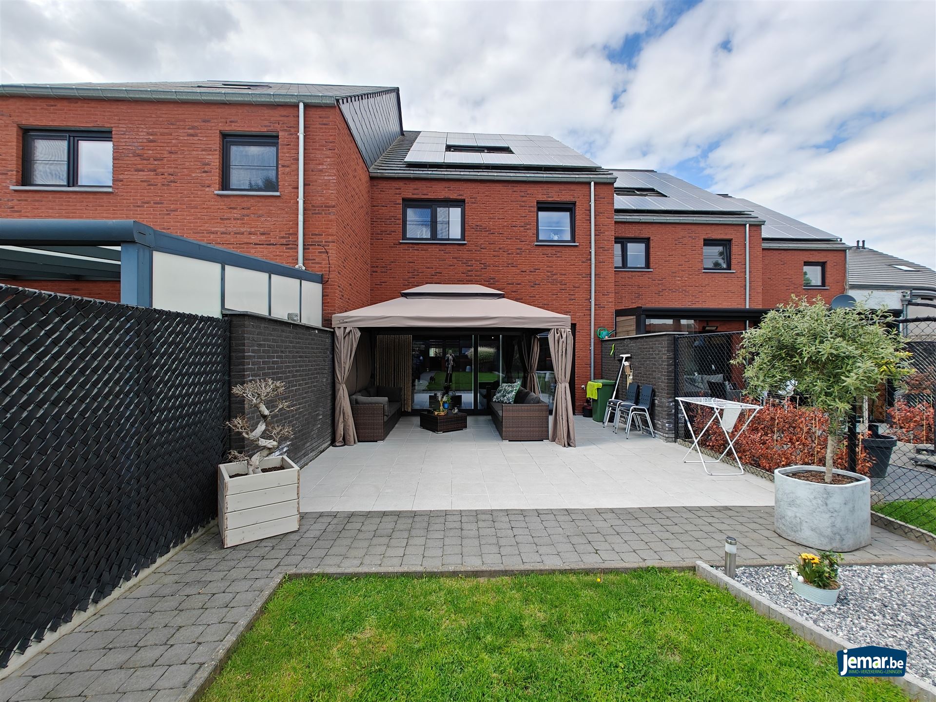 Woning met 5 slaapkamers, 2 badkamers en een grote garage foto 2
