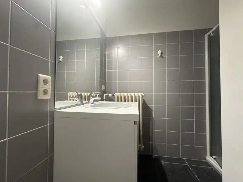 Ruim appartement met grote raampartijen in centrum Brugge! foto 5
