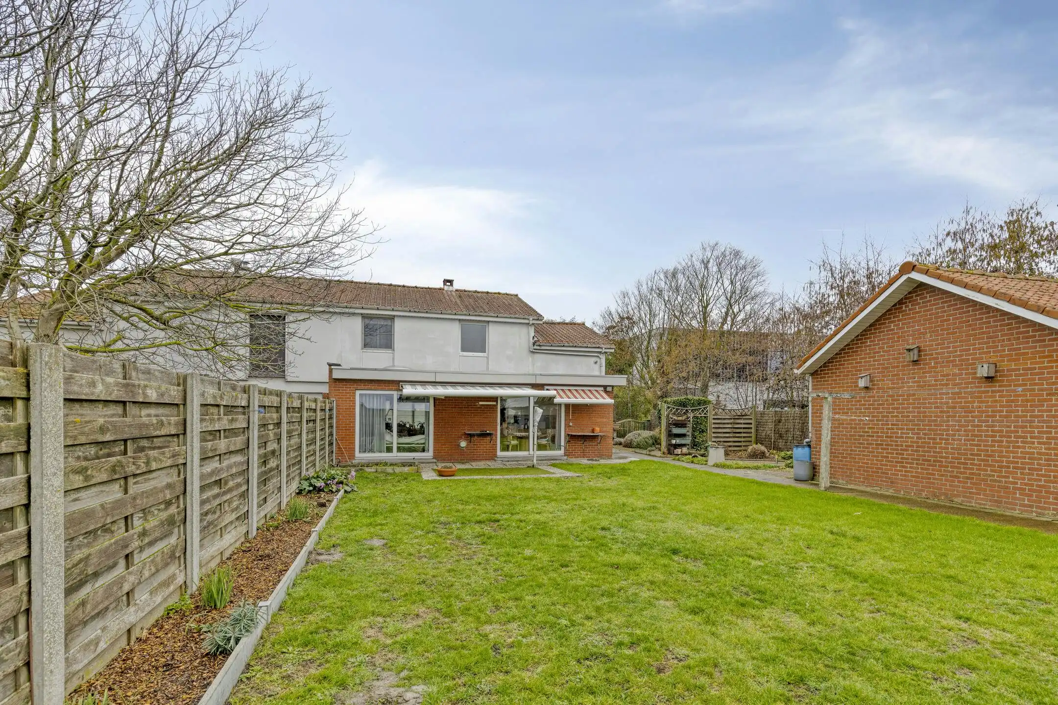 Ruime halfopen woning met 4 slaapkamers op 558m² te Veurne. foto 9