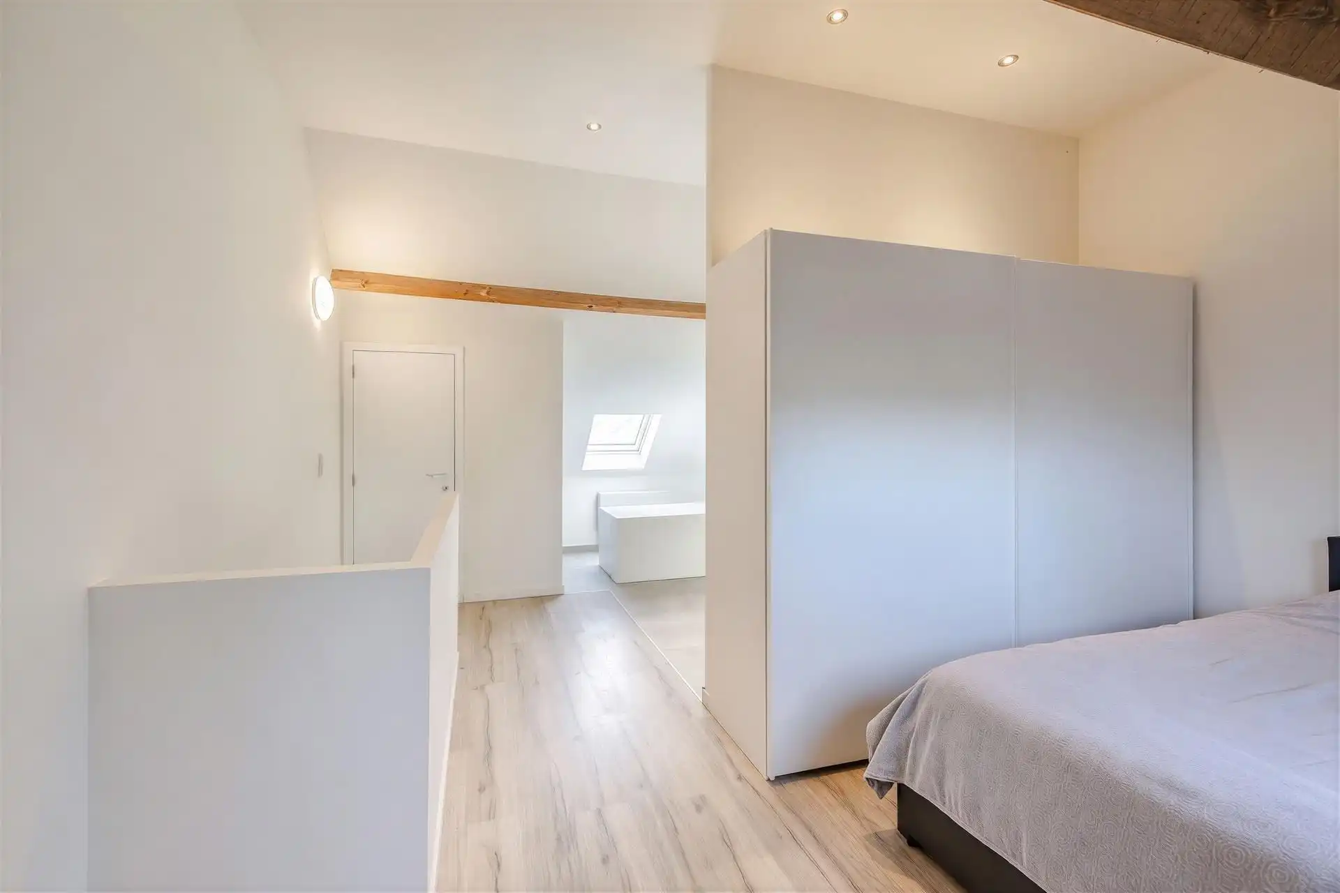 Stijlvol handelspand met kwalitatieve afwerking en charmant appartement met terras foto 30