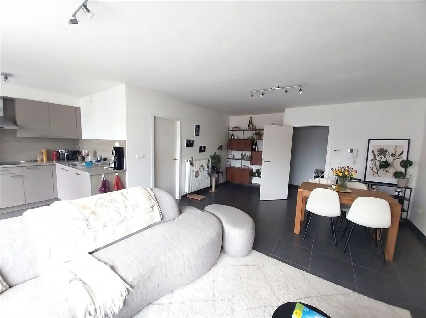TE HUUR: Ruim appartement met 2 slaapkamers te Koersel! foto 2
